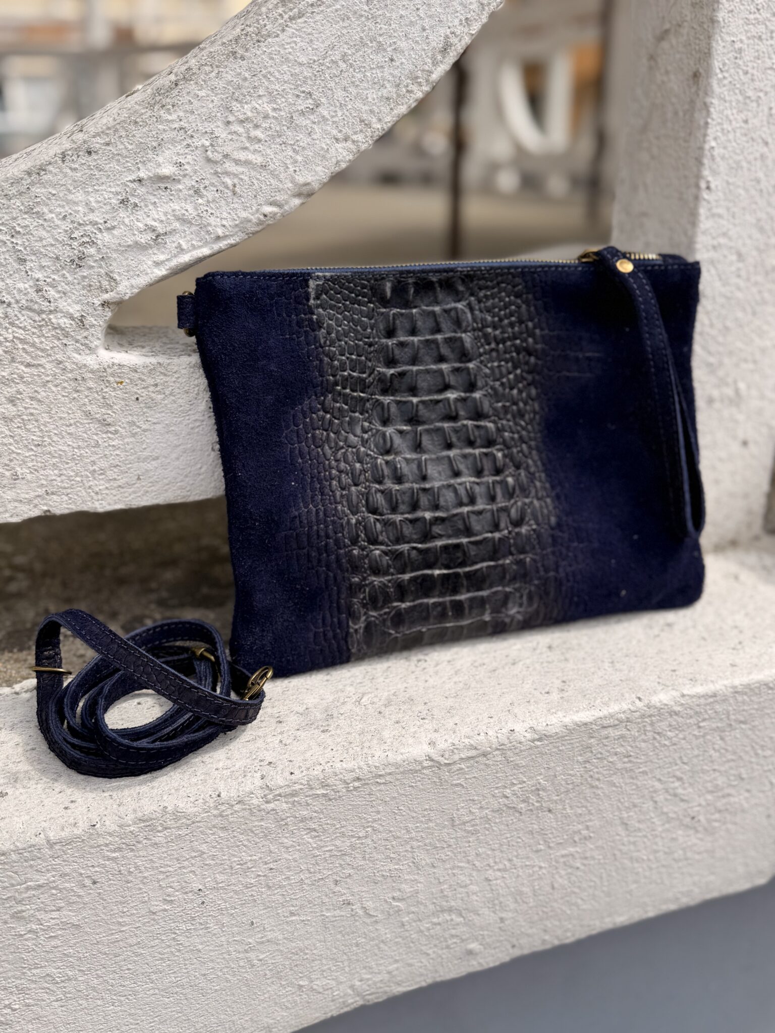 pochette en croco bleu marine en daim