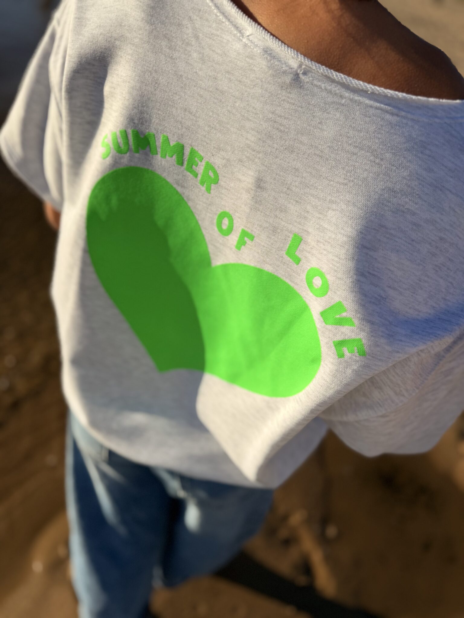 femme brune porte un sweat avec inscription devant et derrière Summer of love