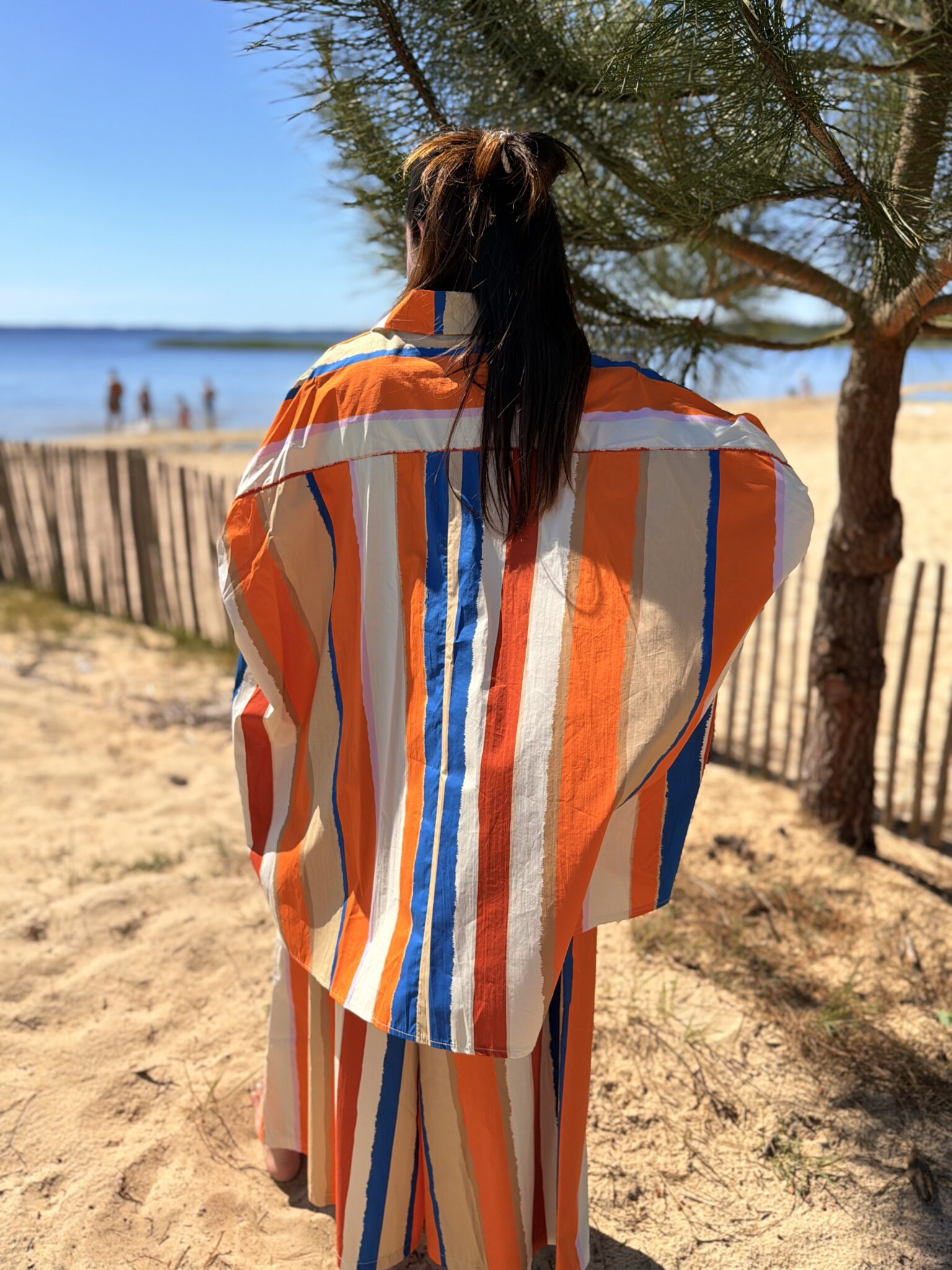 femme brune porte chemise a motif rayée