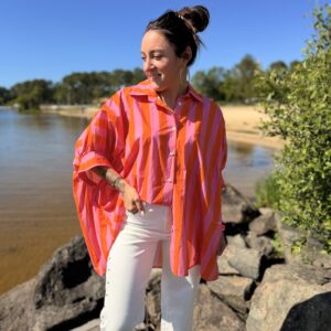 femme brune portant chemise rayée rose orange