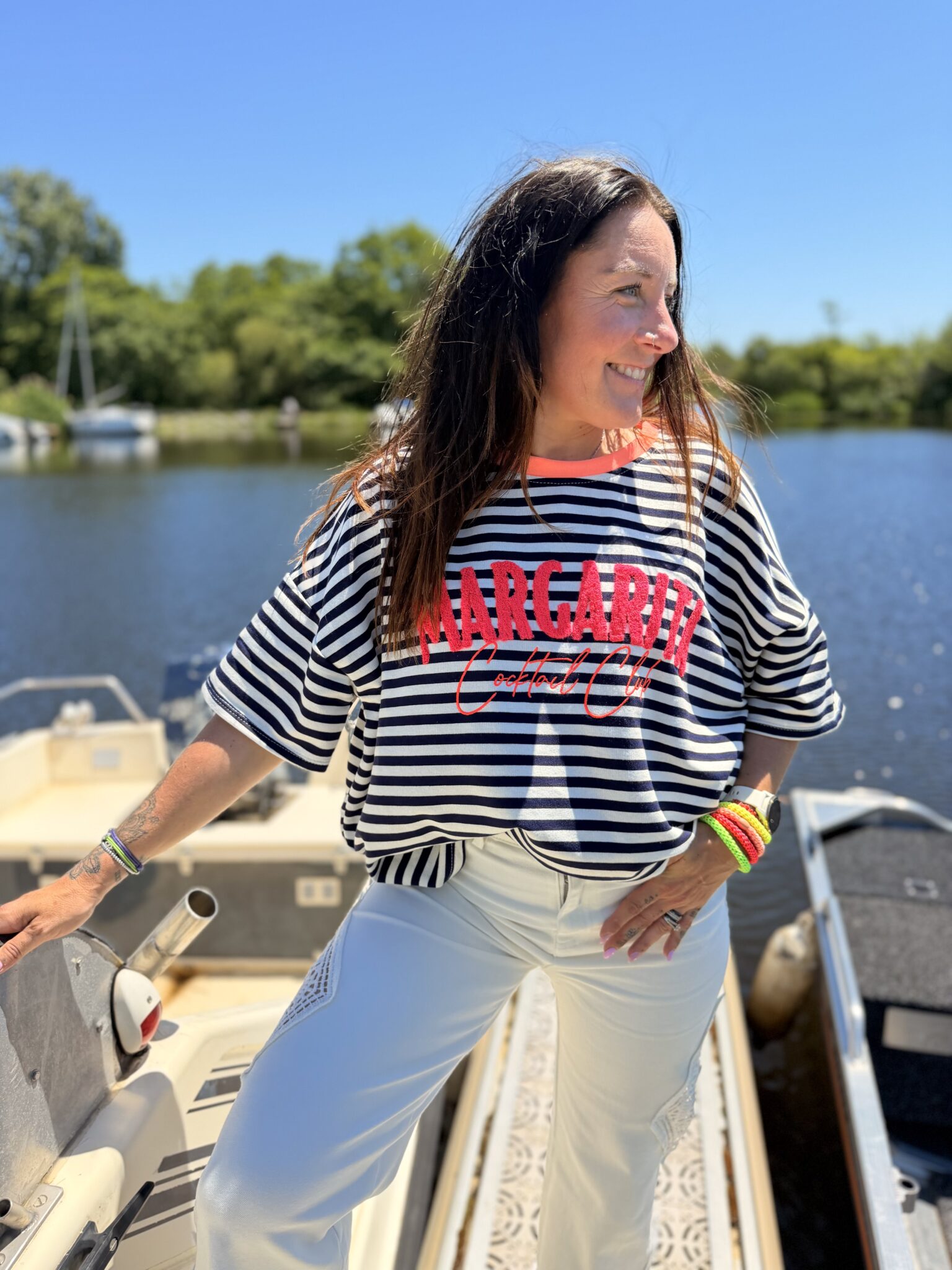 femme brune porte t-shirt oversize marinière avec broderie Margarita