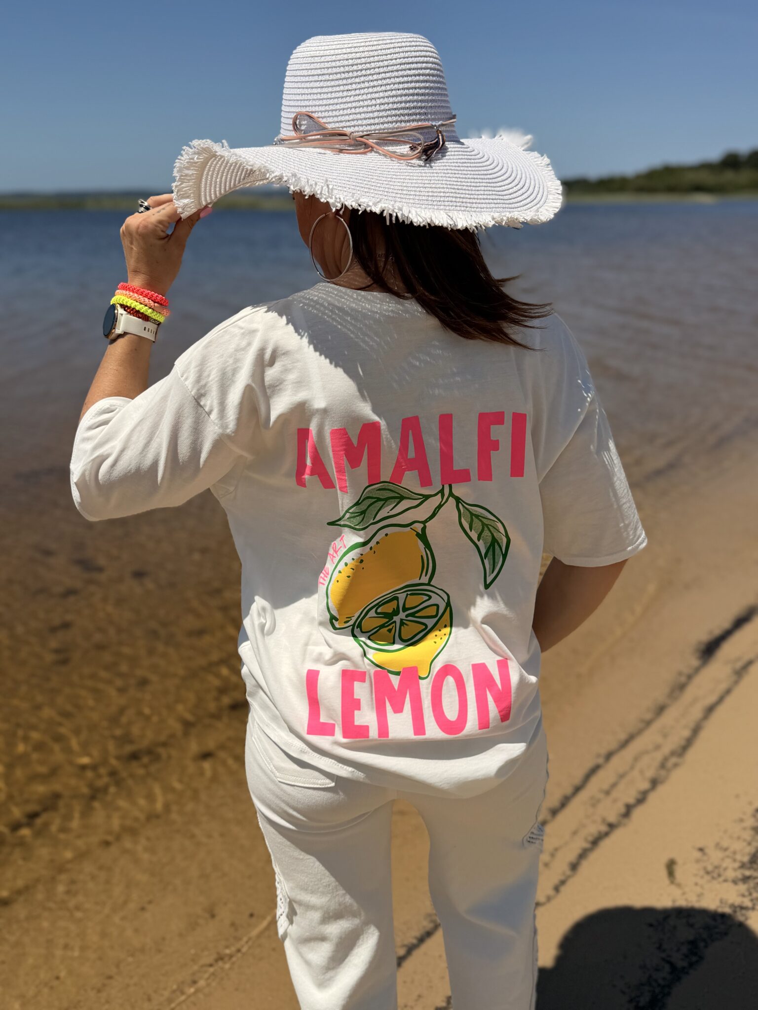 femme brune porte t-shirt oversize citron