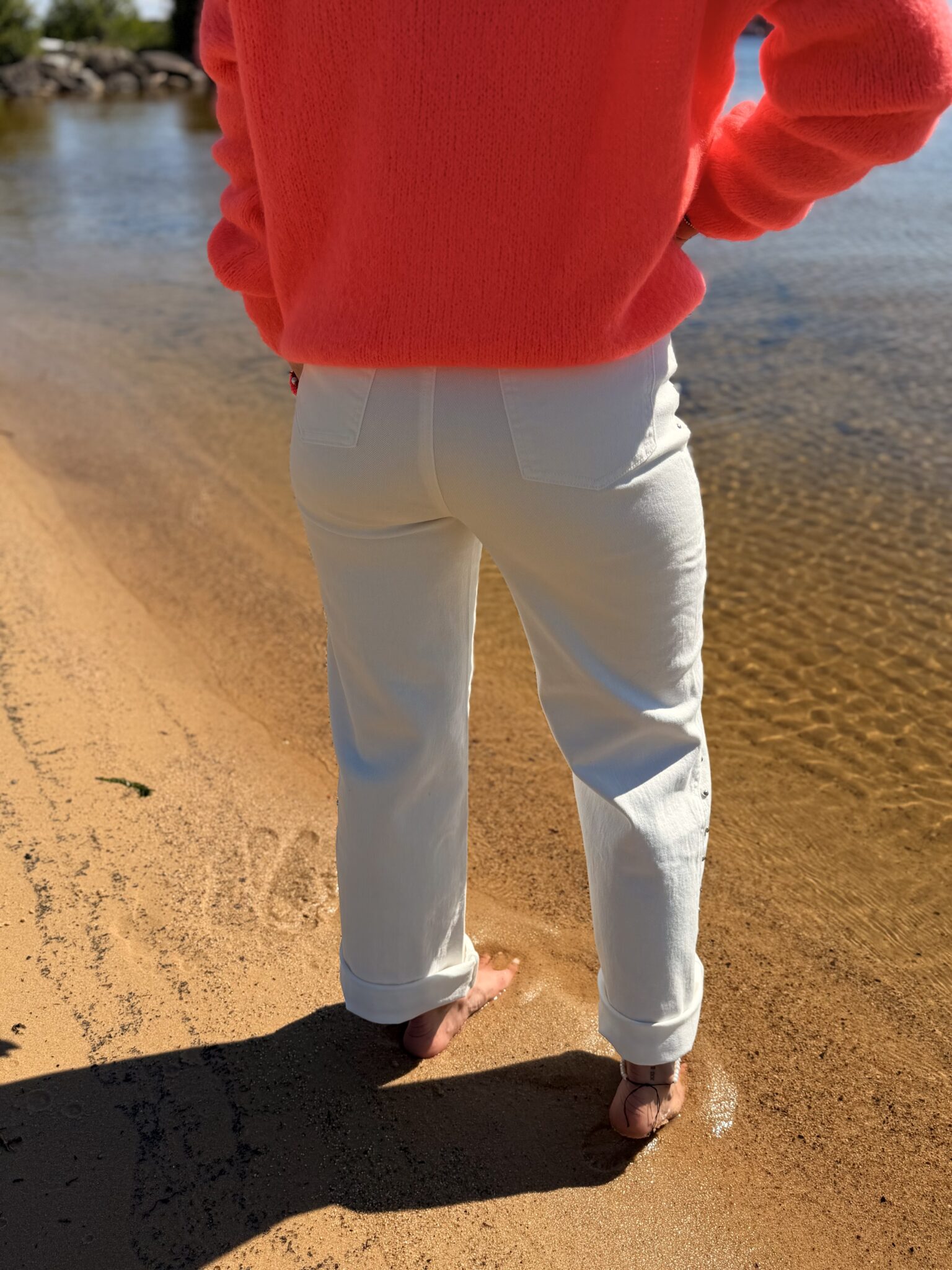 femme portant blanc à clous