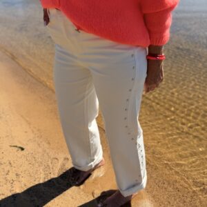 femme portant jean blanc à clous