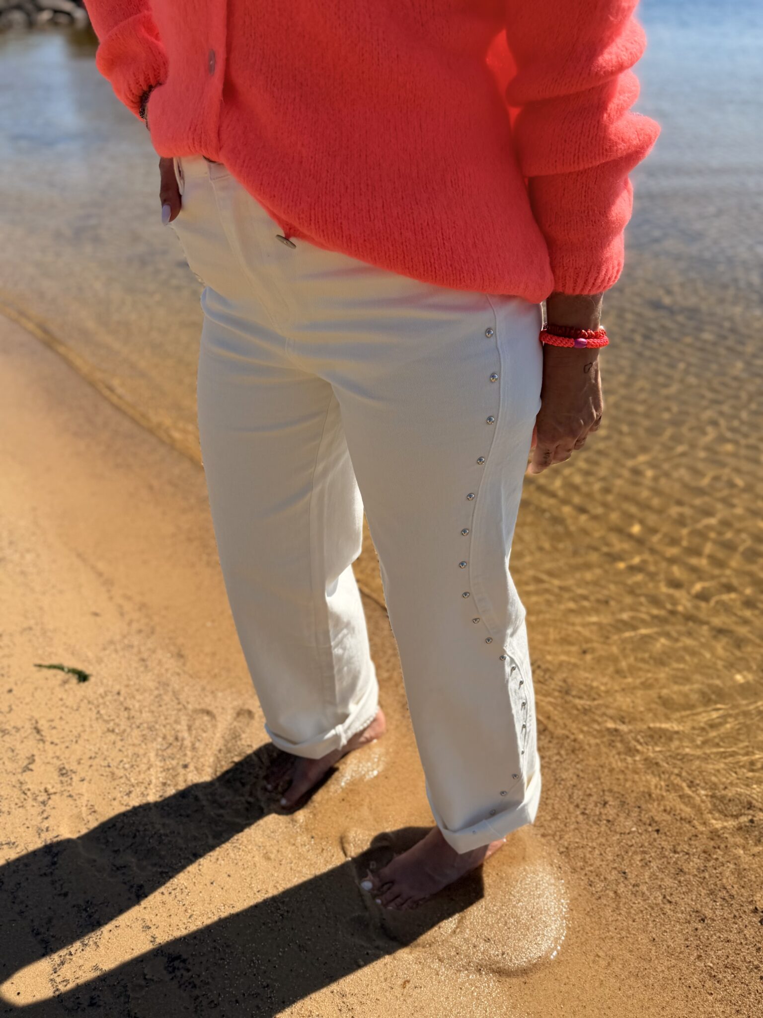 femme portant jean blanc à clous