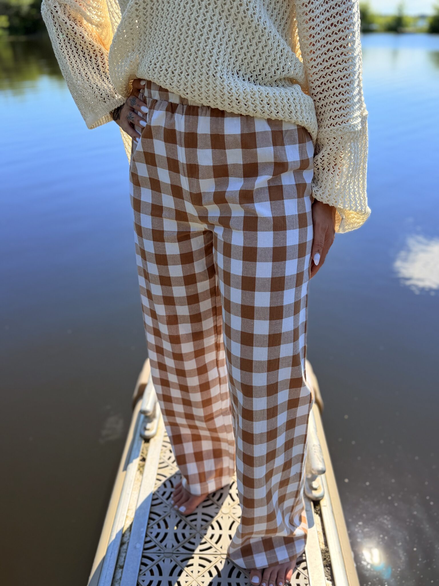 femme portant pantalon marron vichy