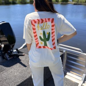 femme brune porte t-shirt oversize blanc avec inscription dans le dos hello cactus