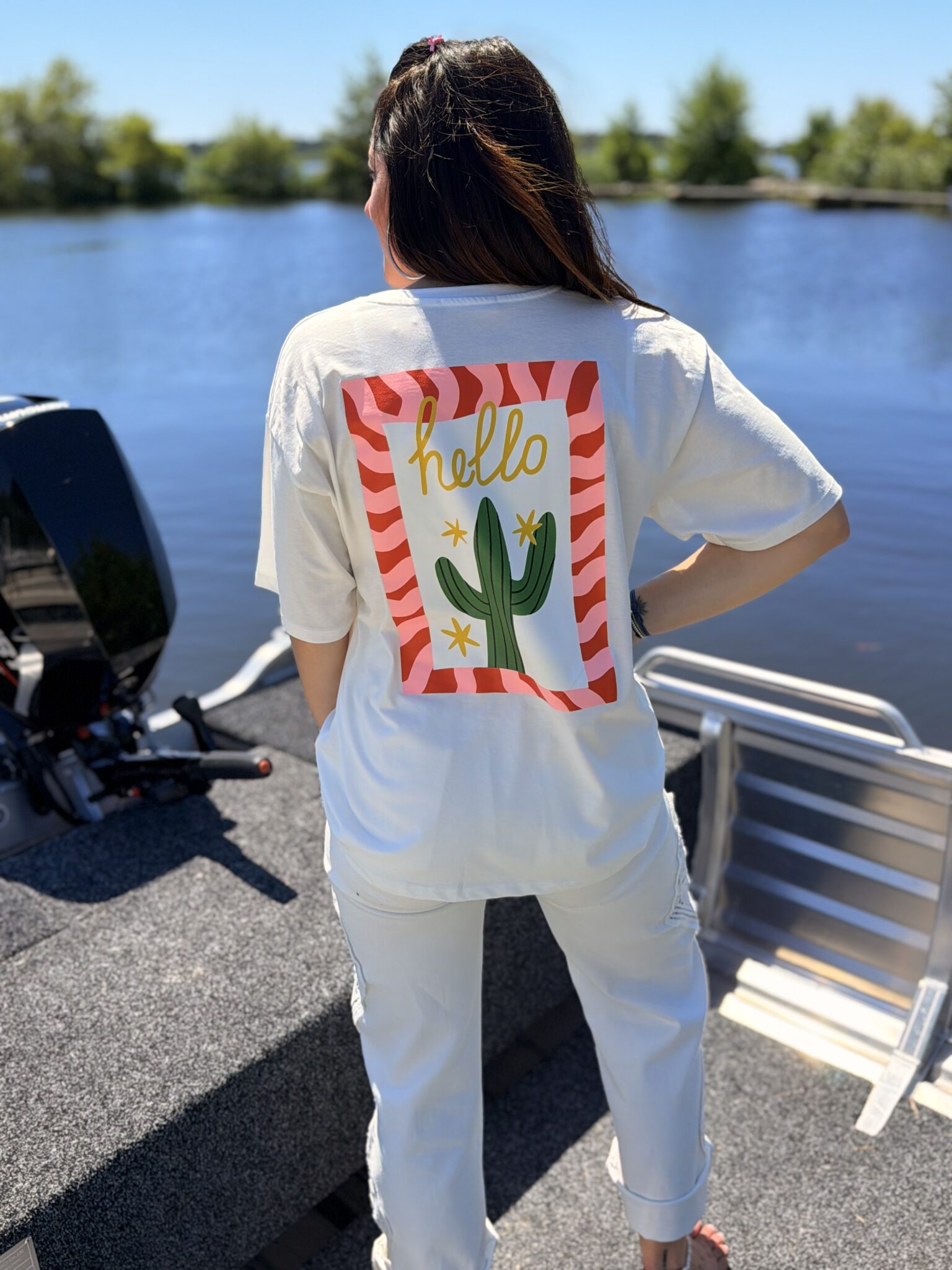 femme brune porte t-shirt oversize blanc avec inscription dans le dos hello cactus