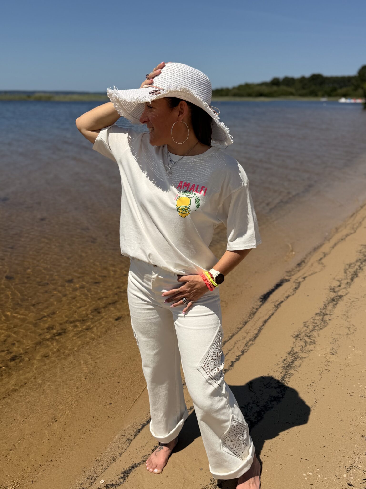 femme brune porte t-shirt oversize citron