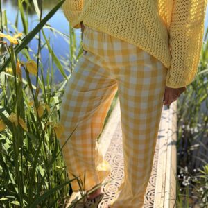 femme portant pantalon vichy jaune