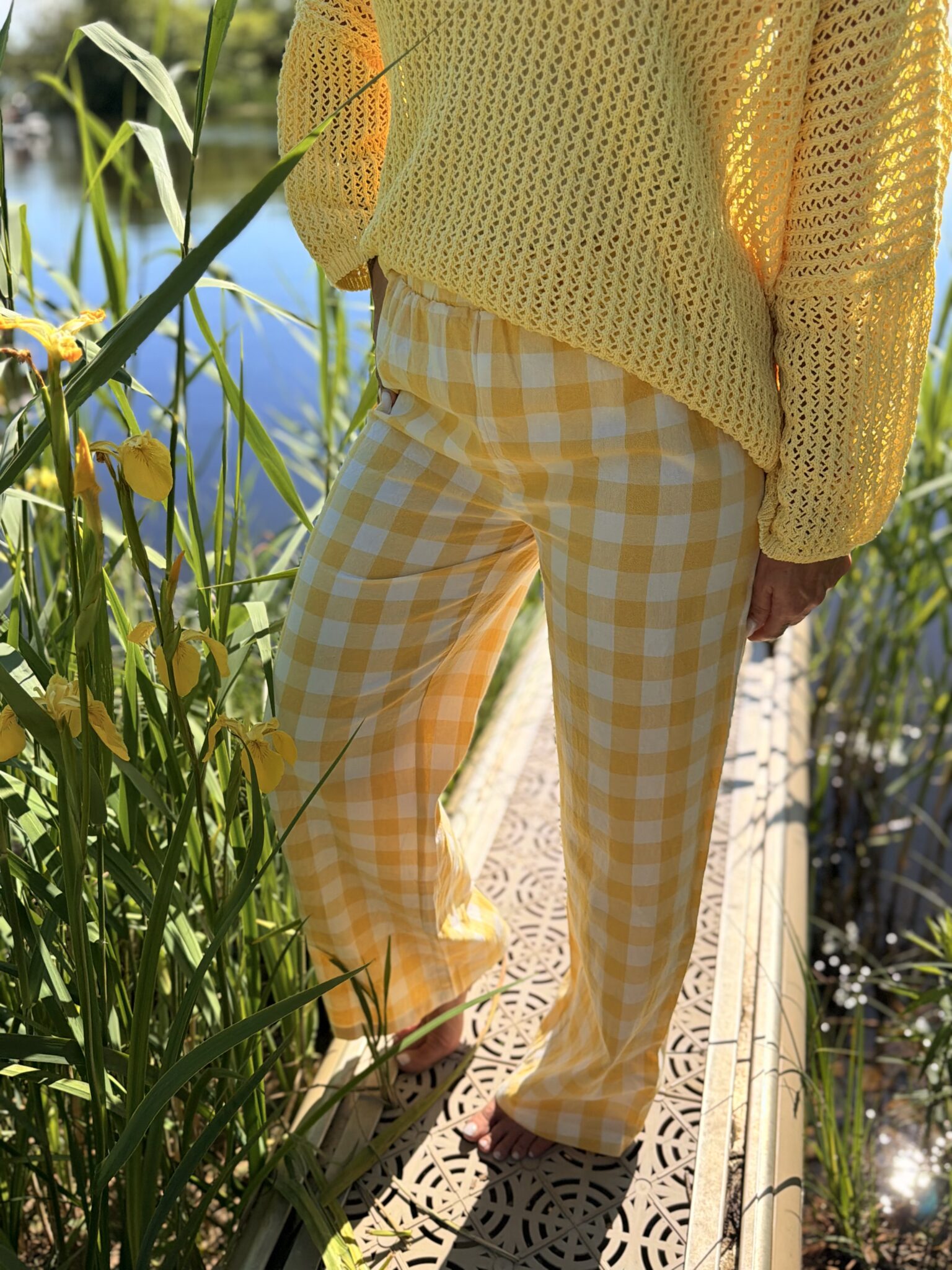 femme portant pantalon vichy jaune