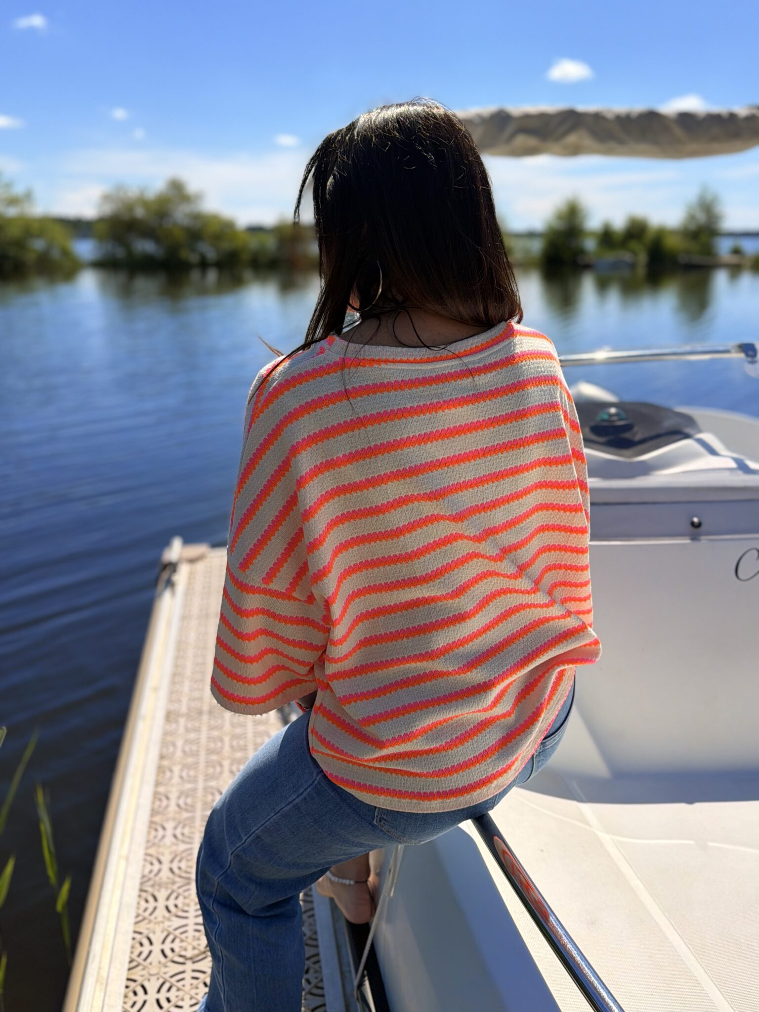 femme brune porte pull maille