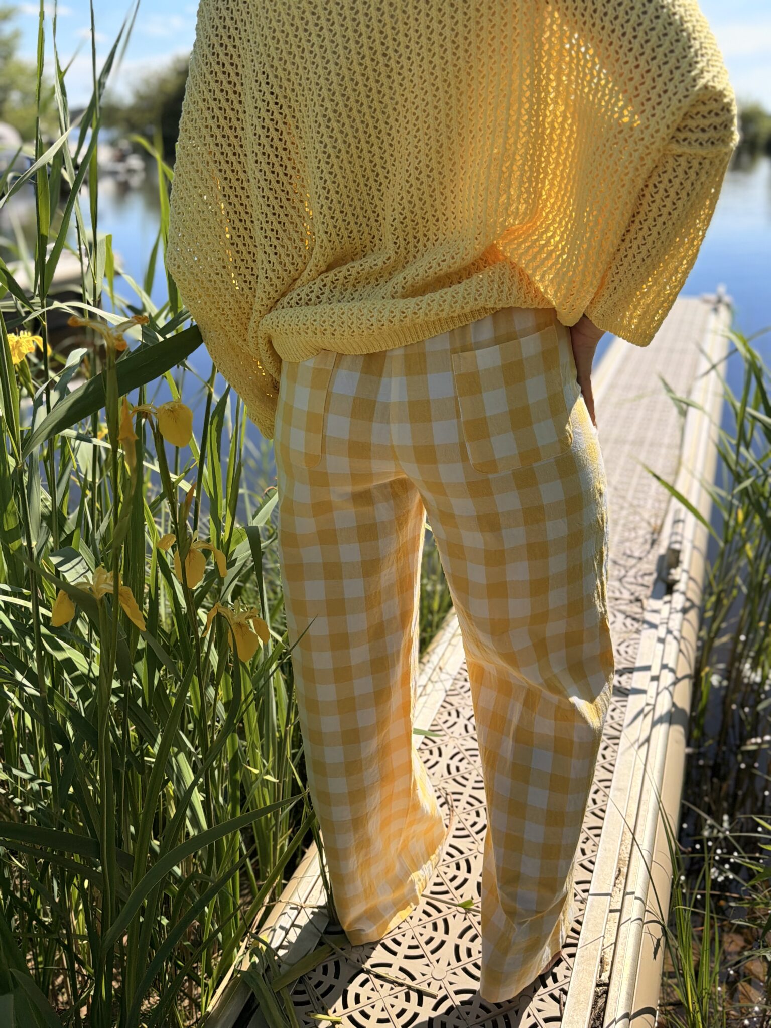 femme portant pantalon vichy jaune