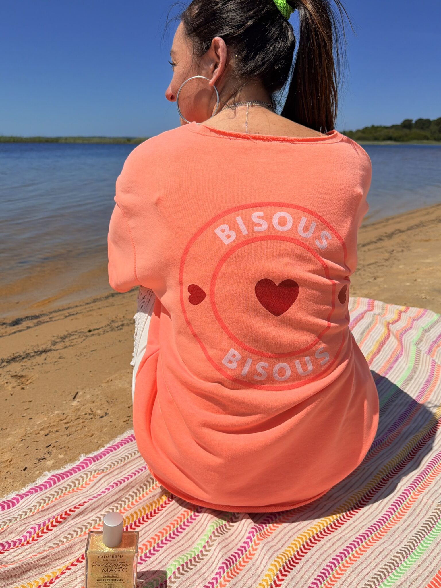 femme brune porte t-shirt oversize avec imprimé coeurs écriture bisous