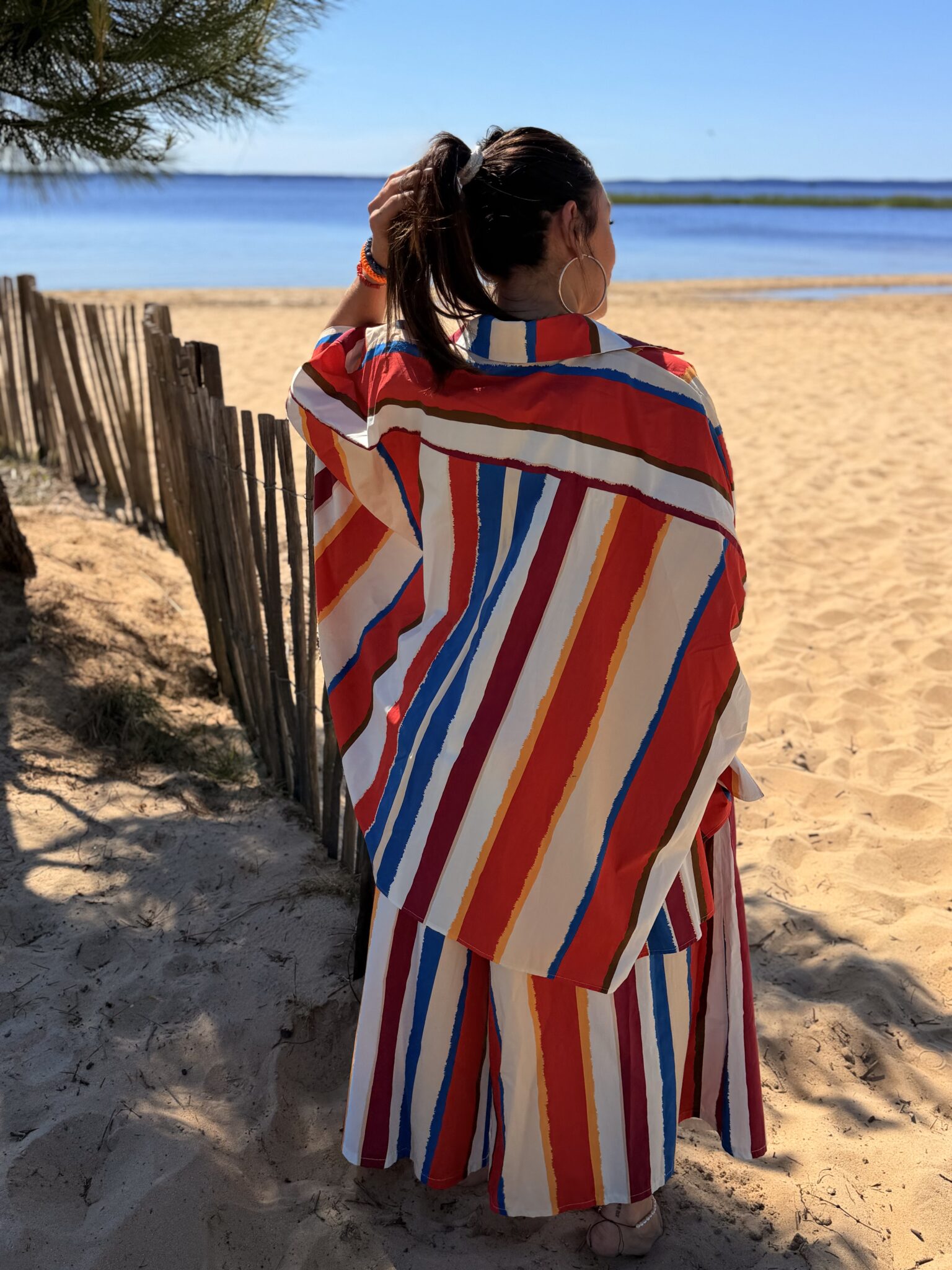 femme brune porte chemise a motif rayée