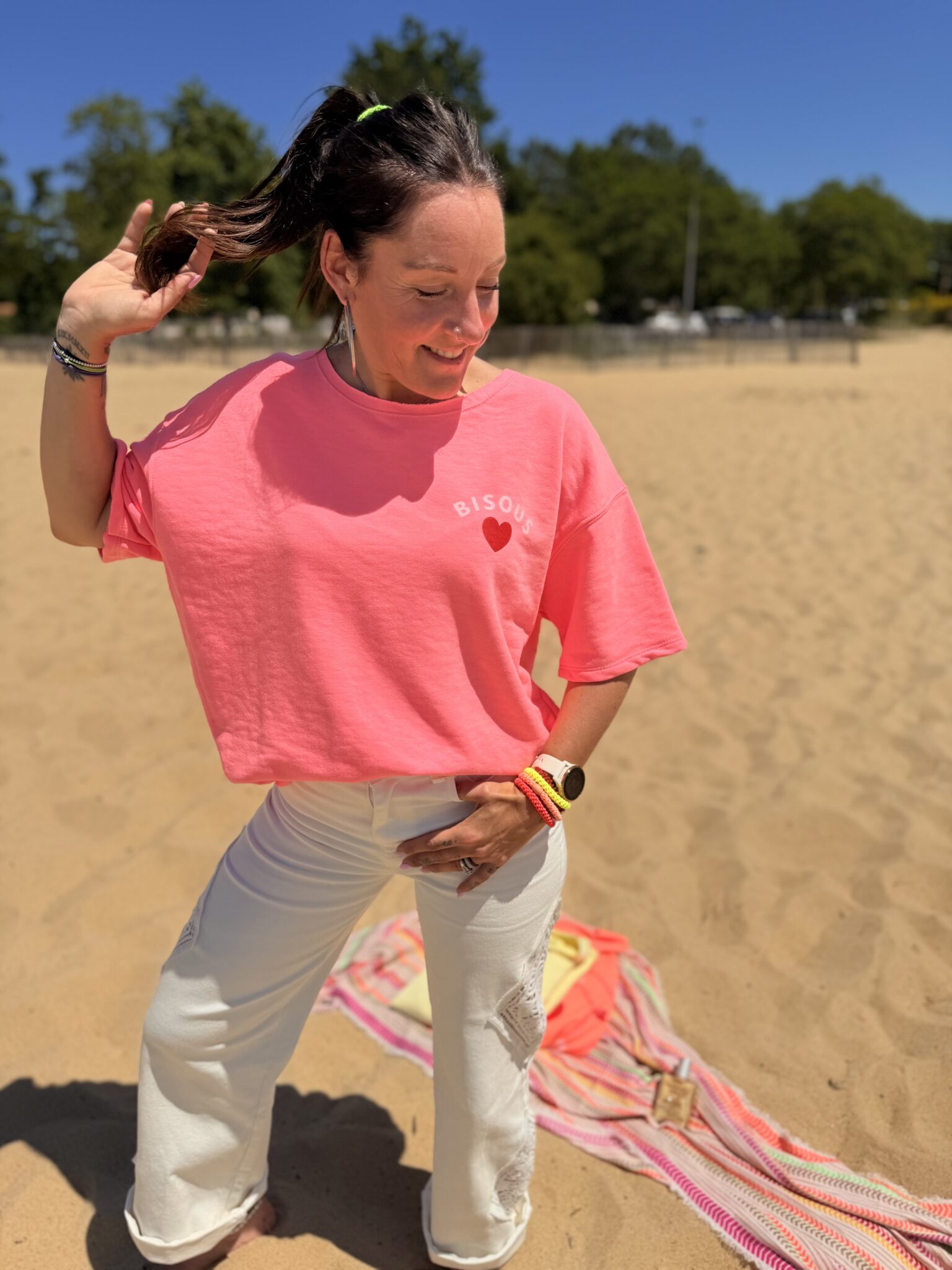 femme brune porte t-shirt oversize avec imprimé coeurs écriture bisous