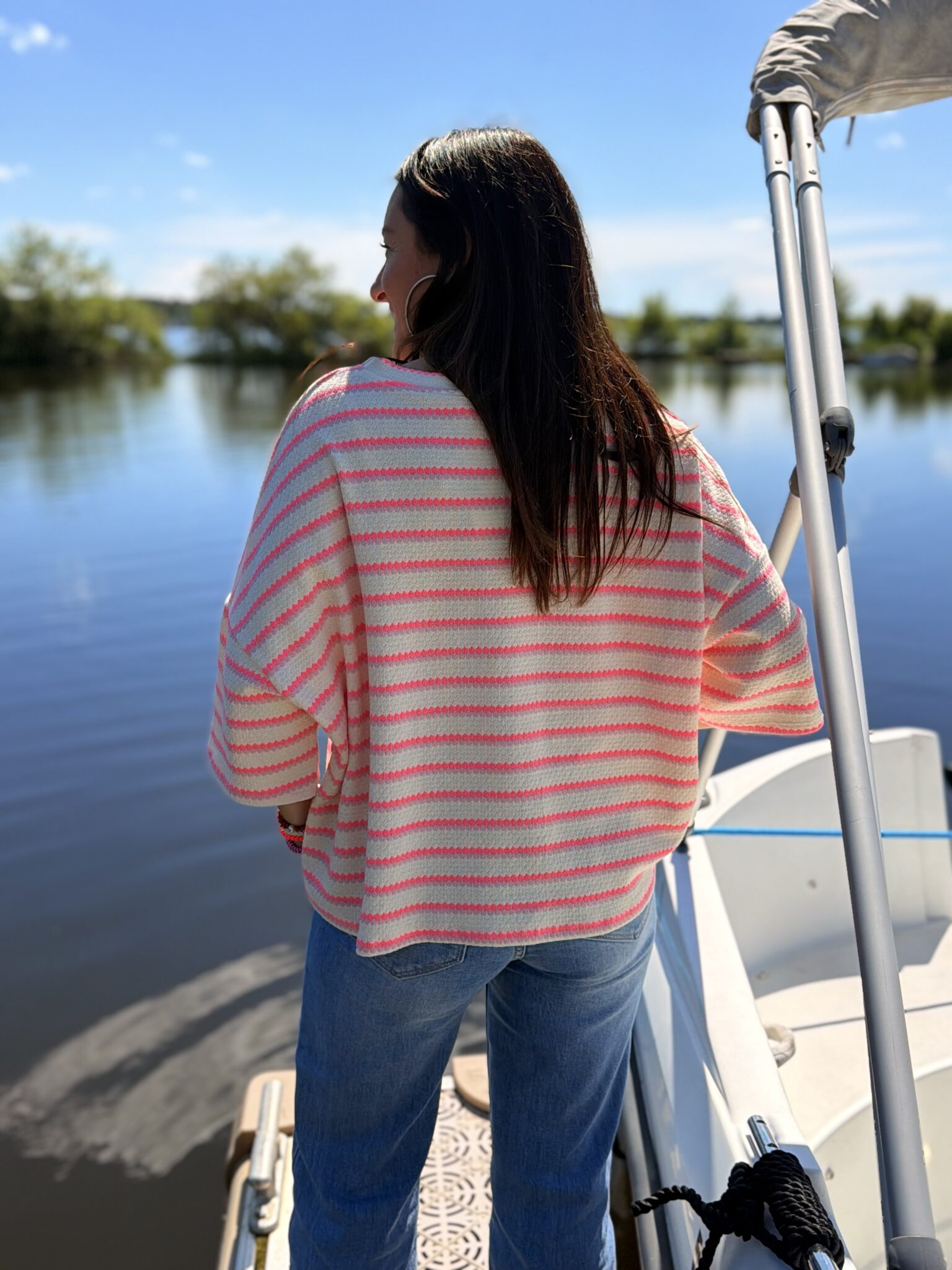femme brune porte pull maille