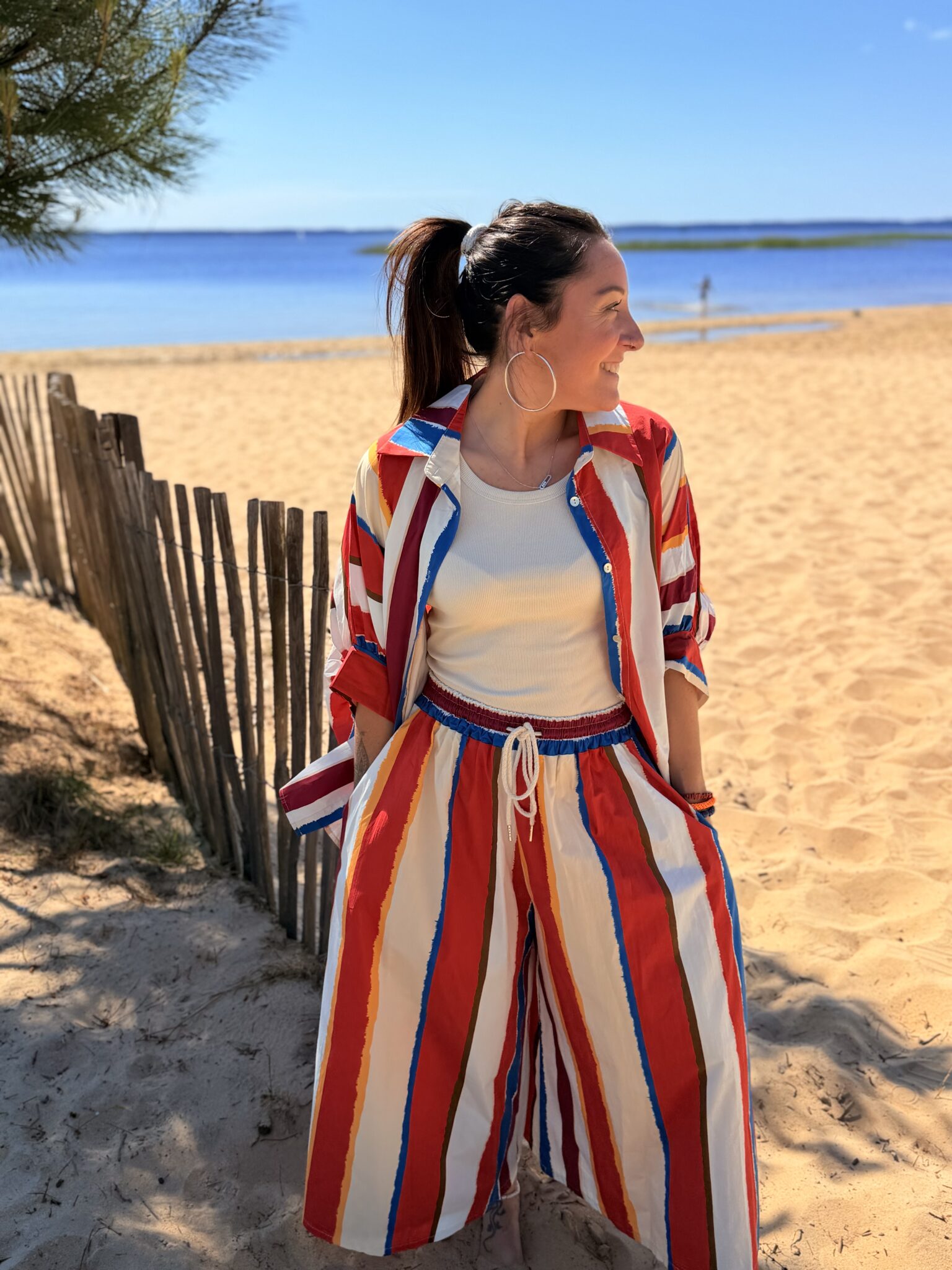 femme brune porte chemise a motif rayée