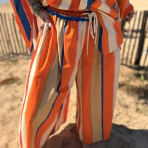 femme portant pantalon fluide à motif rayée