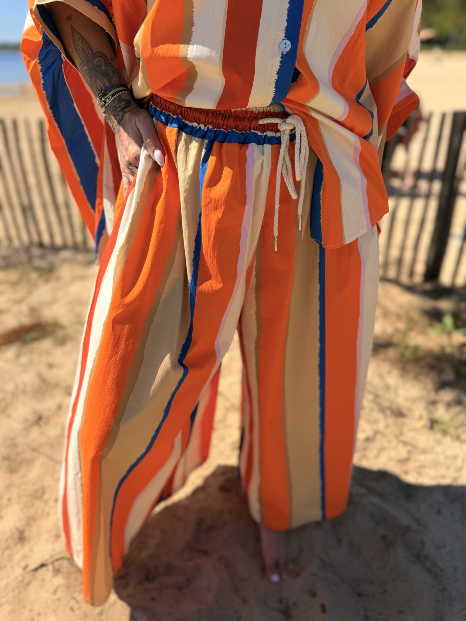 femme portant pantalon fluide à motif rayée