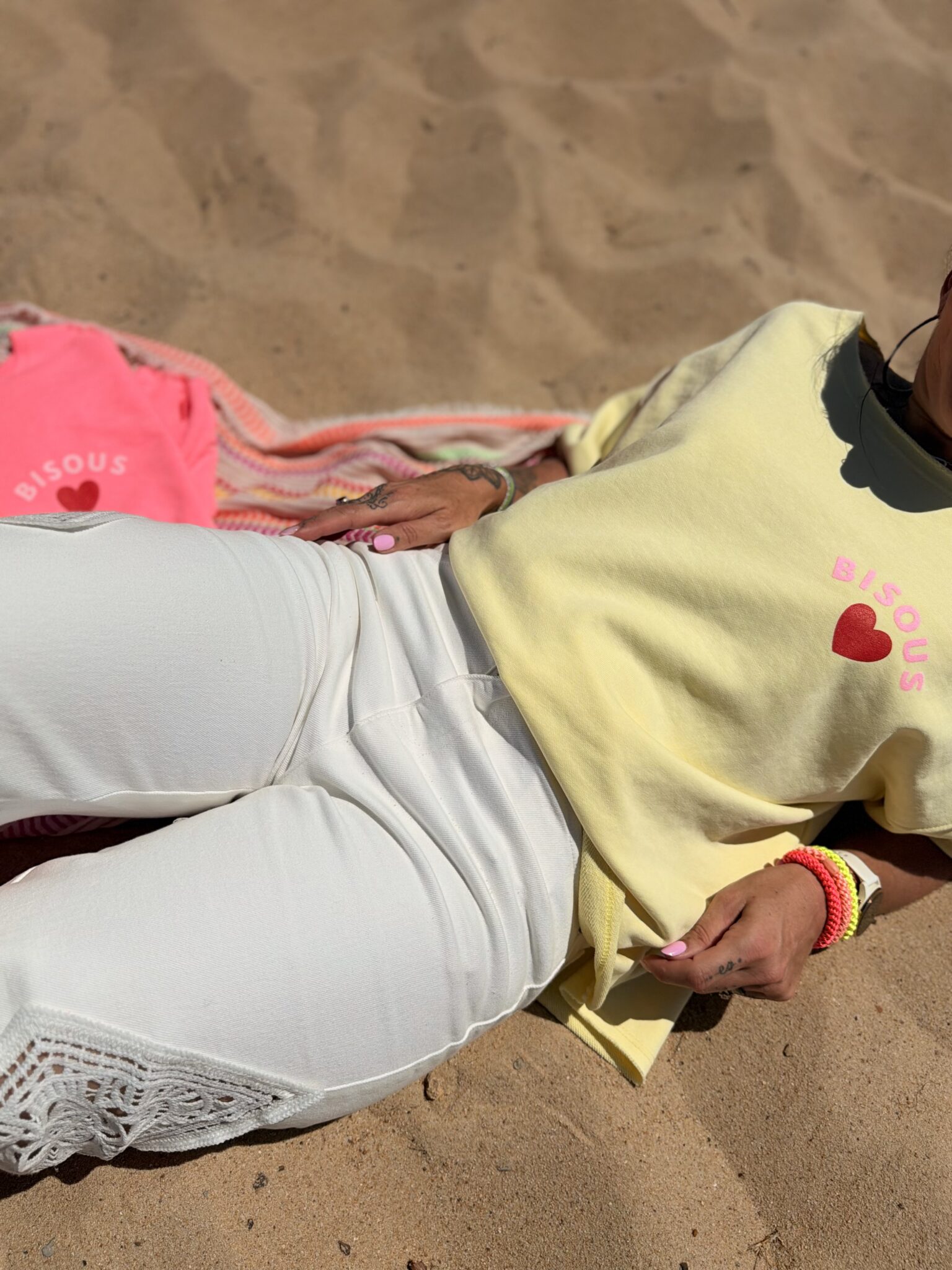 femme brune porte t-shirt oversize avec imprimé coeurs écriture bisous