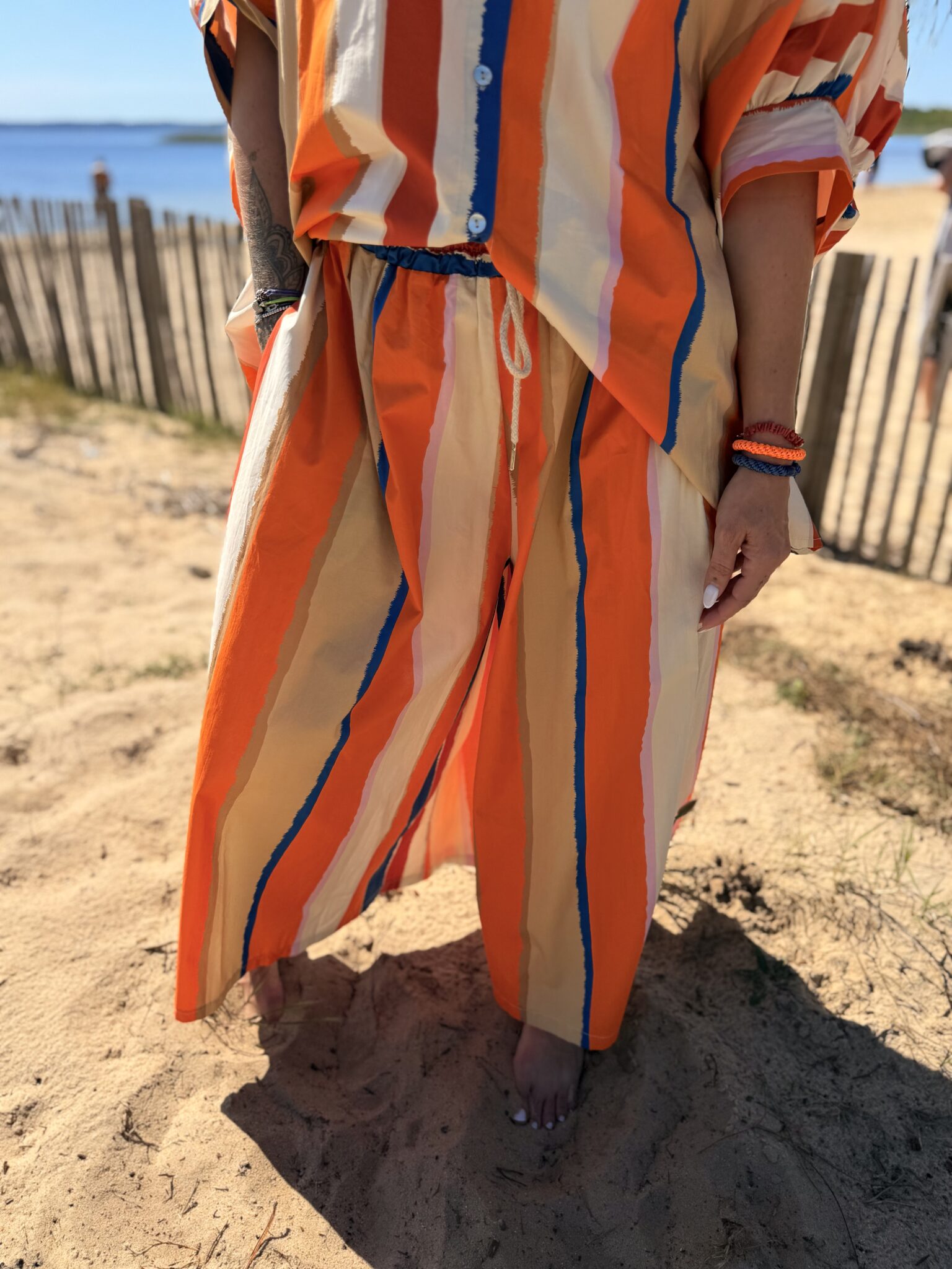 femme portant pantalon fluide à motif rayée