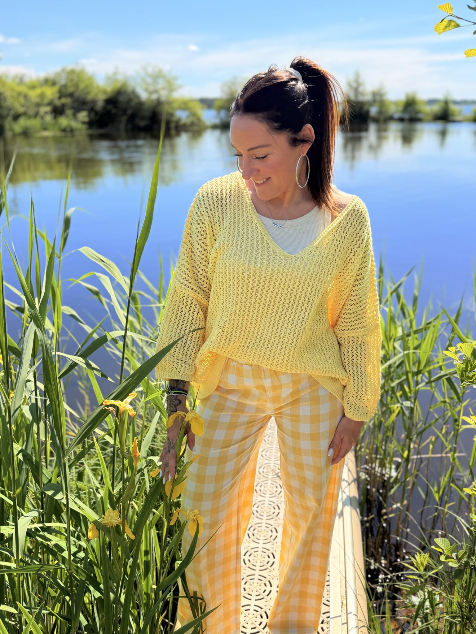 femme brune portant un pull maille en col V