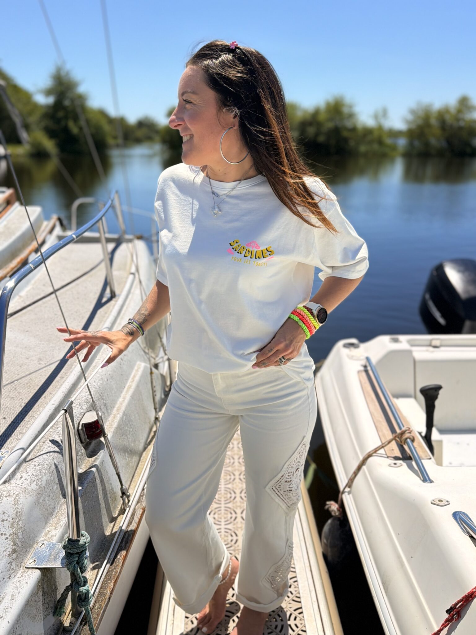 femme brune porte t-shirt blanc avec inscription sardines dans le dos