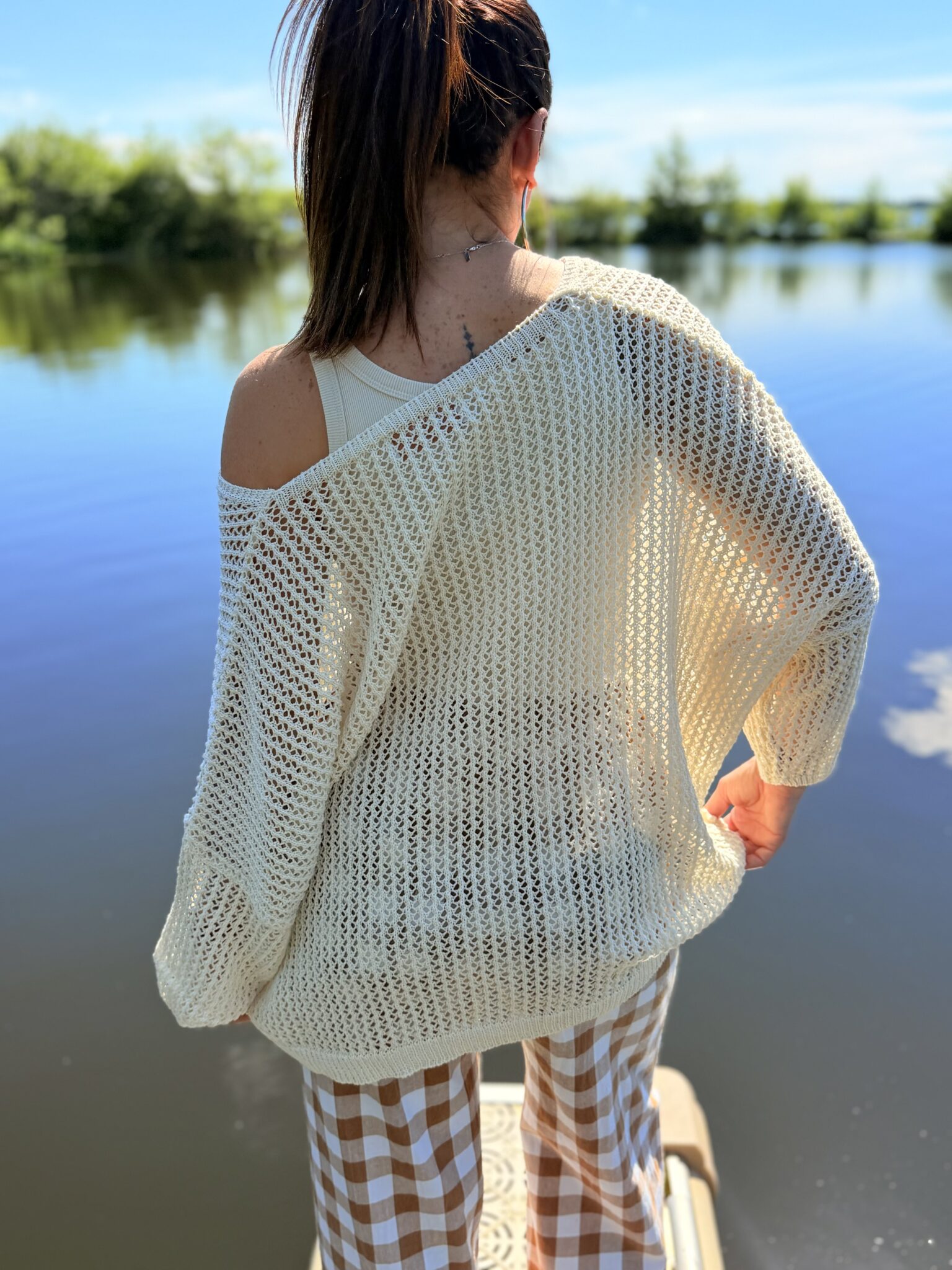 femme brune portant un pull maille en col V