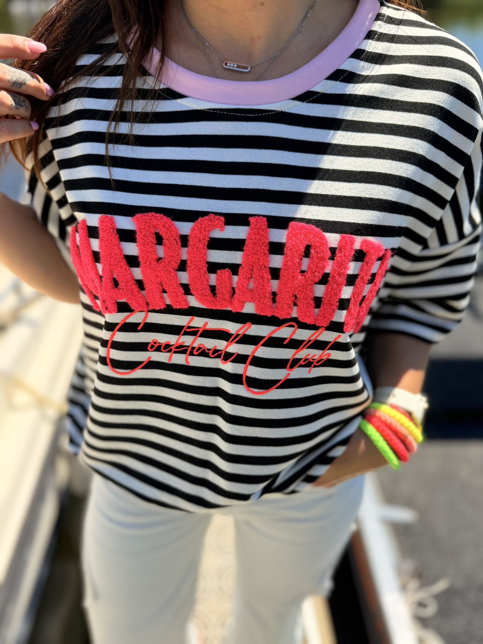 femme brune porte t-shirt oversize marinière avec broderie Margarita