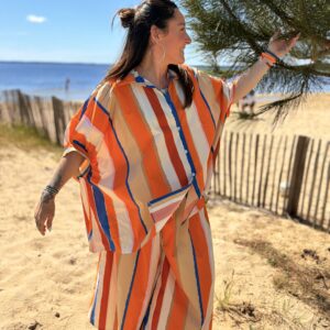 femme brune porte chemise a motif rayée