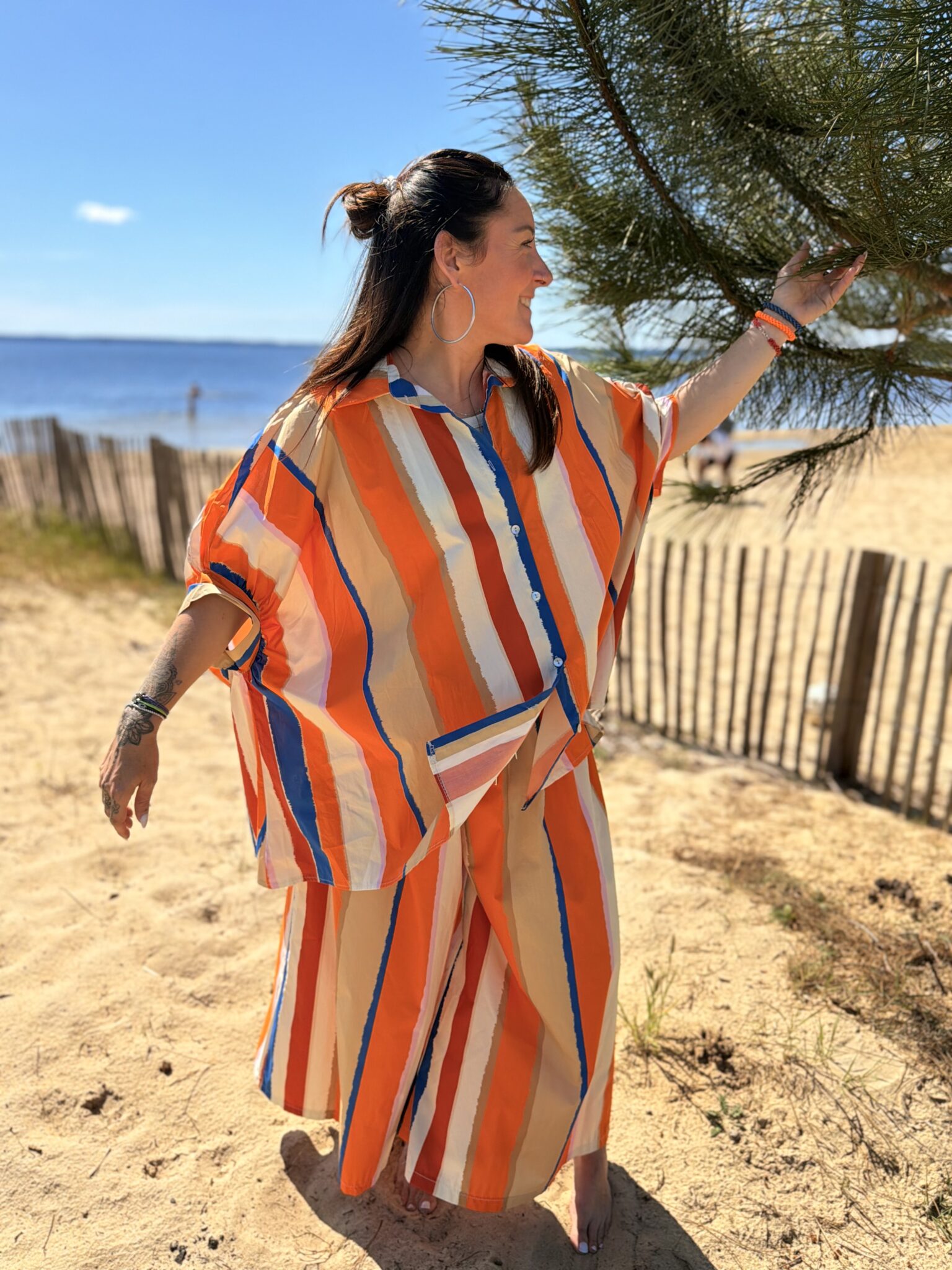 femme brune porte chemise a motif rayée