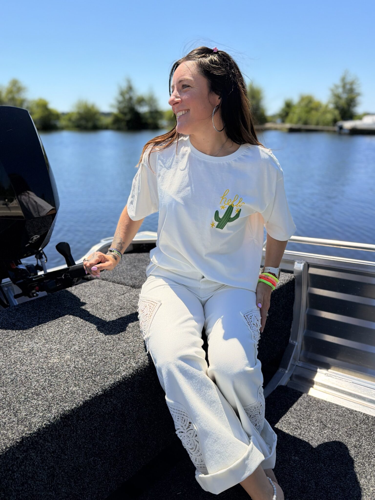femme brune porte t-shirt oversize blanc avec inscription dans le dos hello cactus