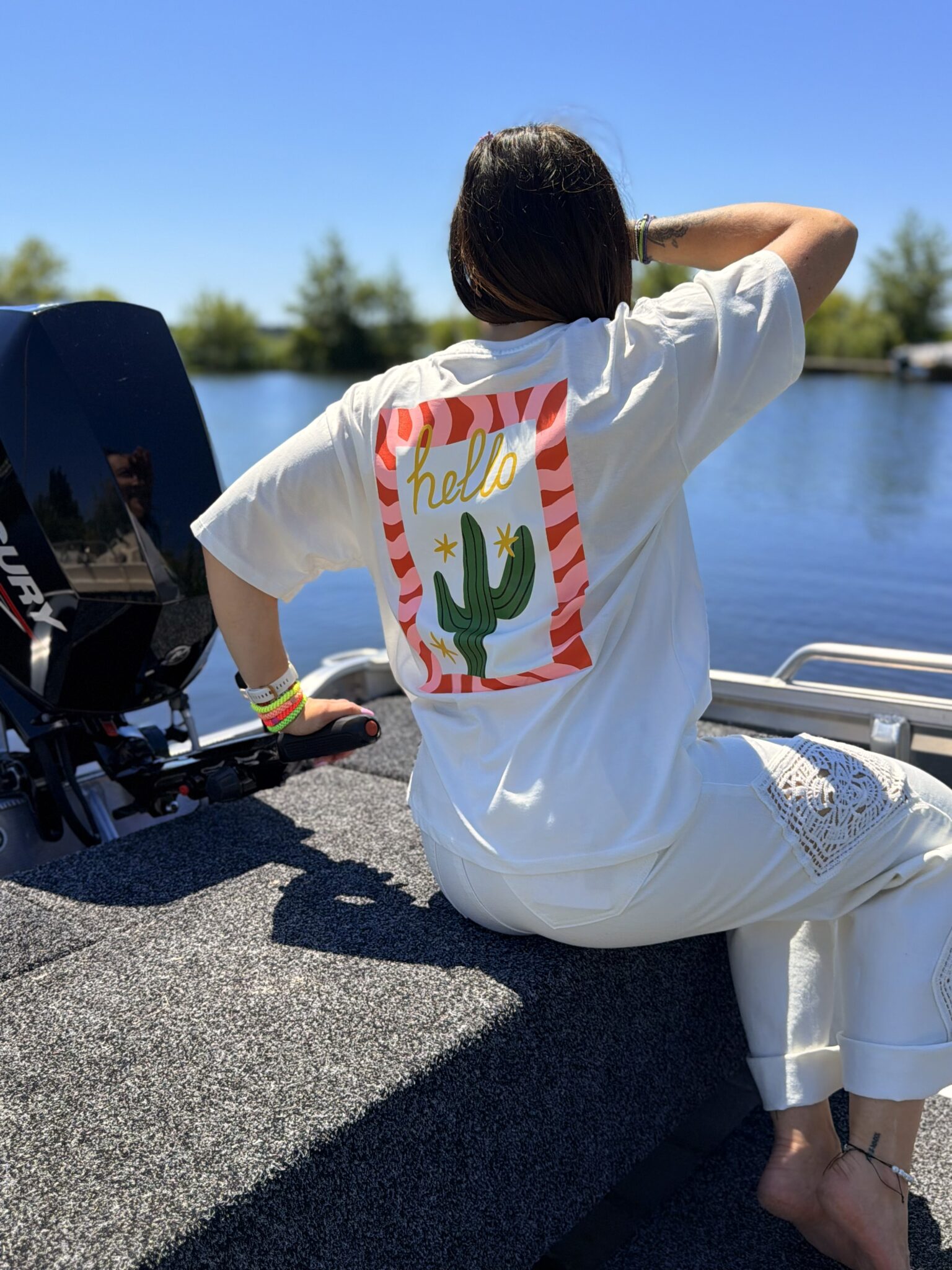 femme brune porte t-shirt oversize blanc avec inscription dans le dos hello cactus