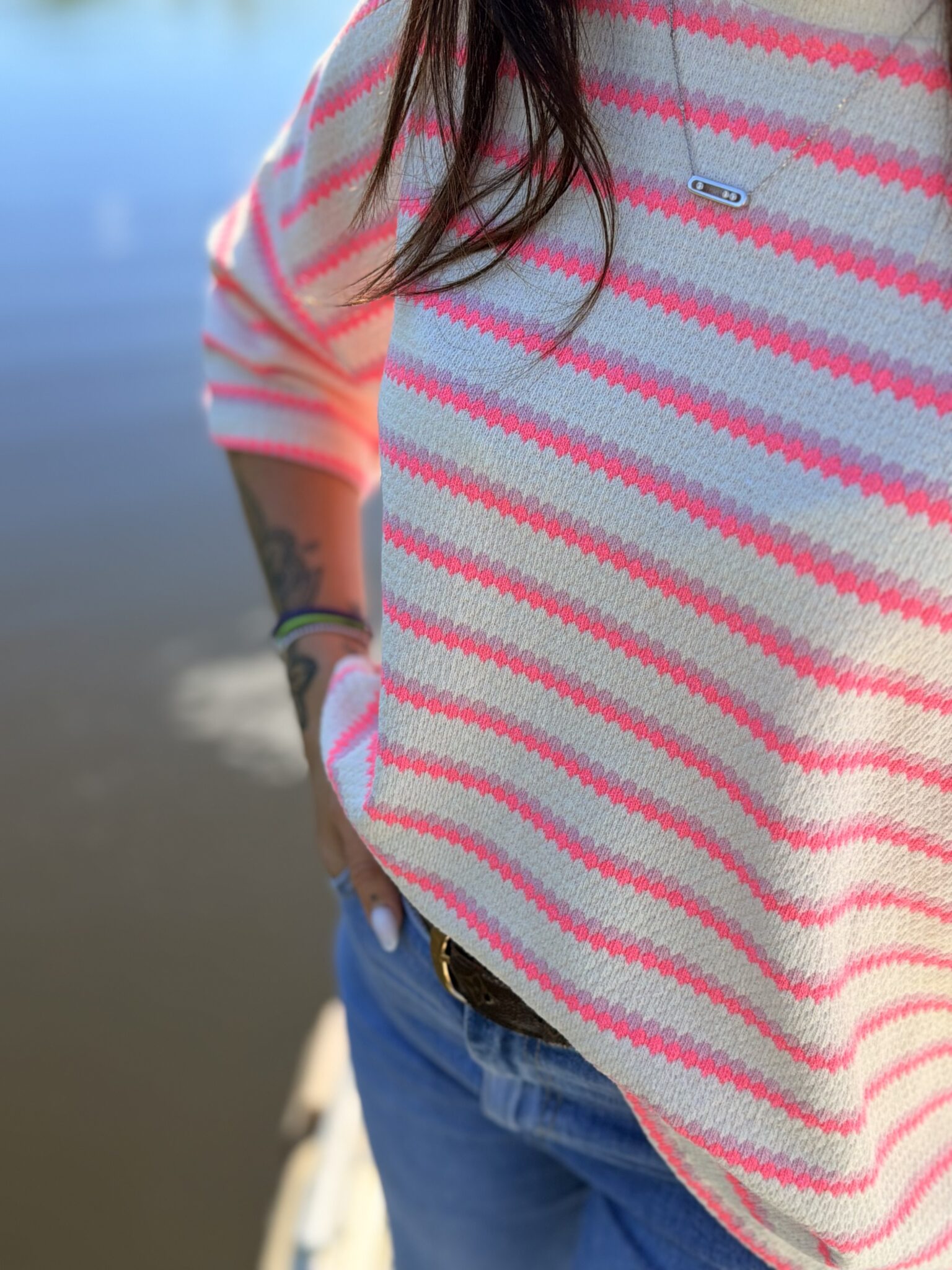 femme brune porte pull maille