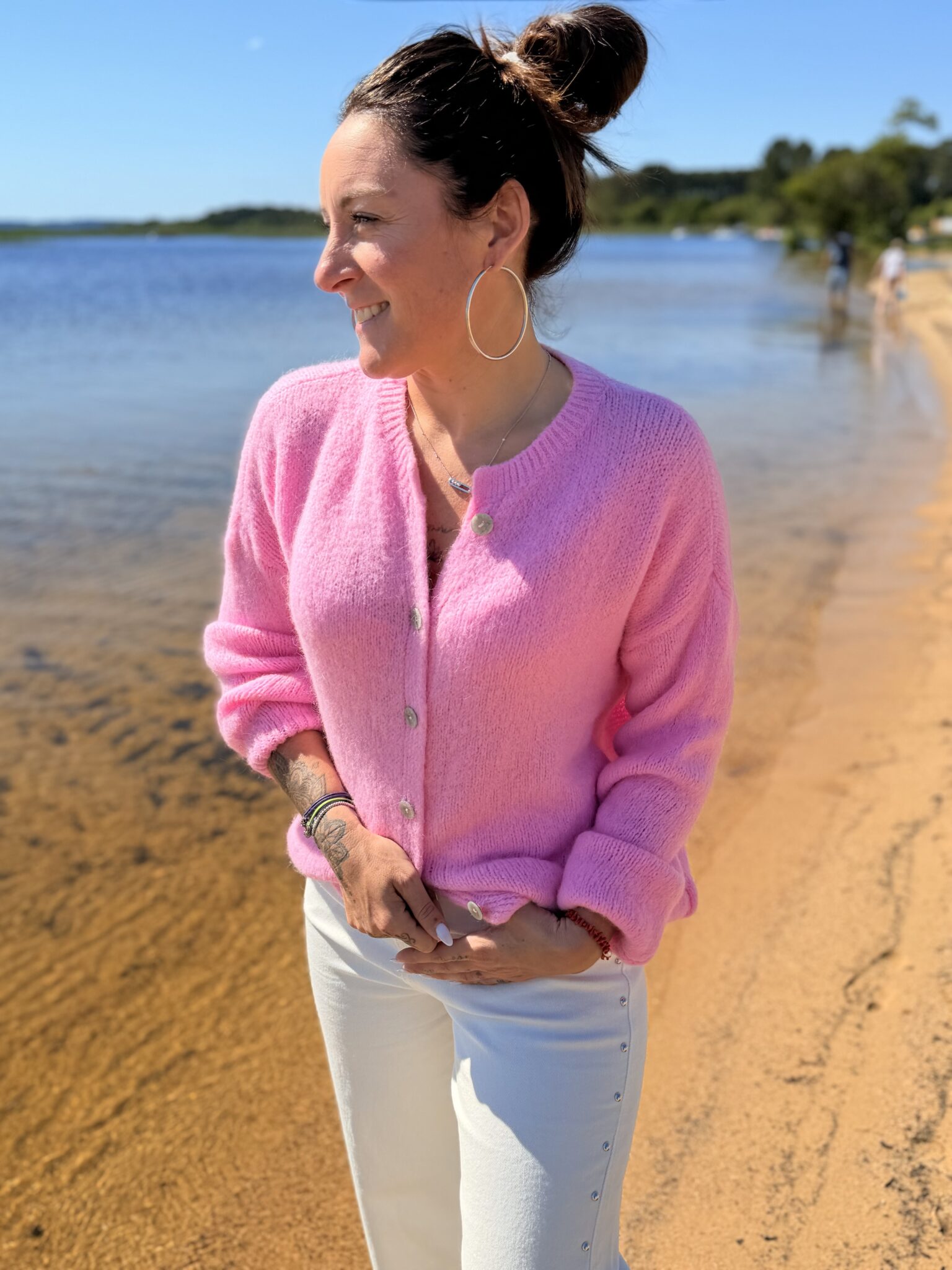 femme brune port gilet en maille douce rose