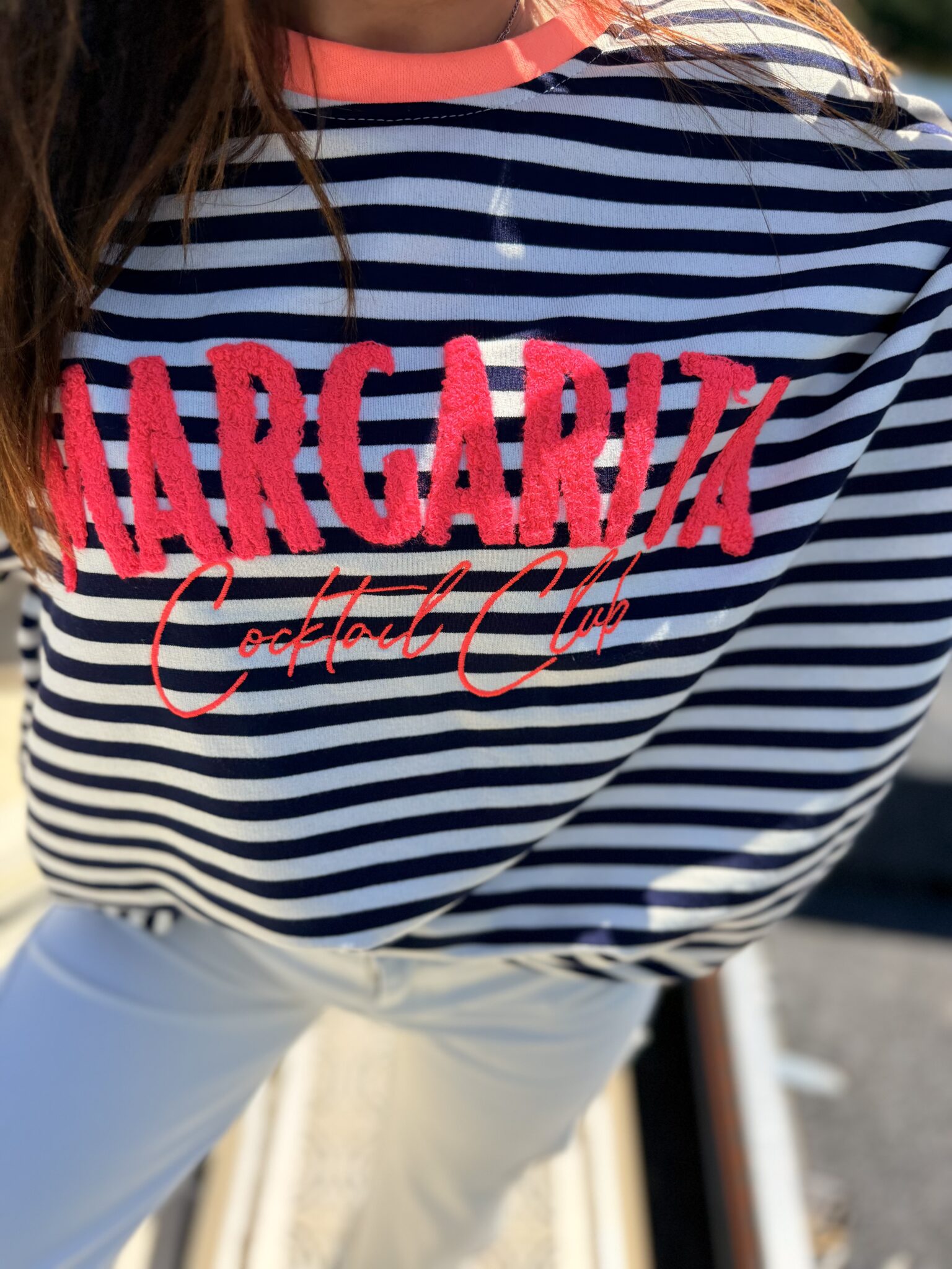 femme brune porte t-shirt oversize marinière avec broderie Margarita