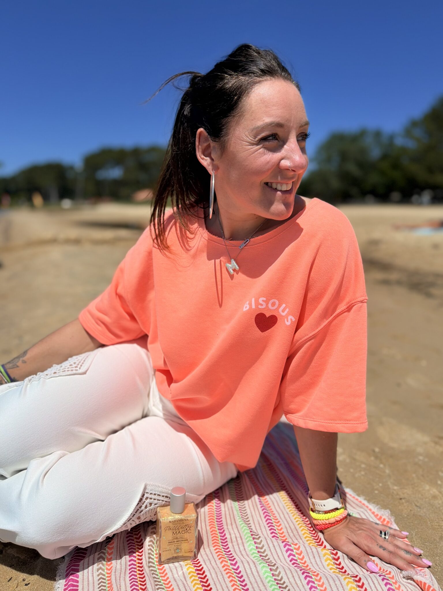 femme brune porte t-shirt oversize avec imprimé coeurs écriture bisous