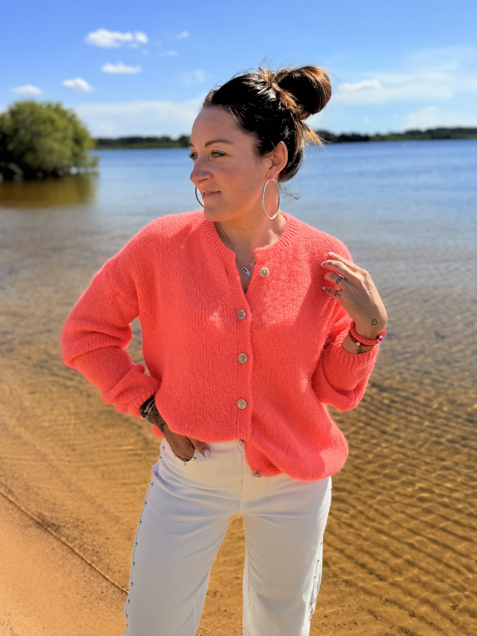 femme brune porte gilet en maille douce