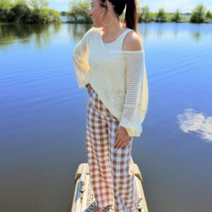 femme brune portant un pull maille en col V