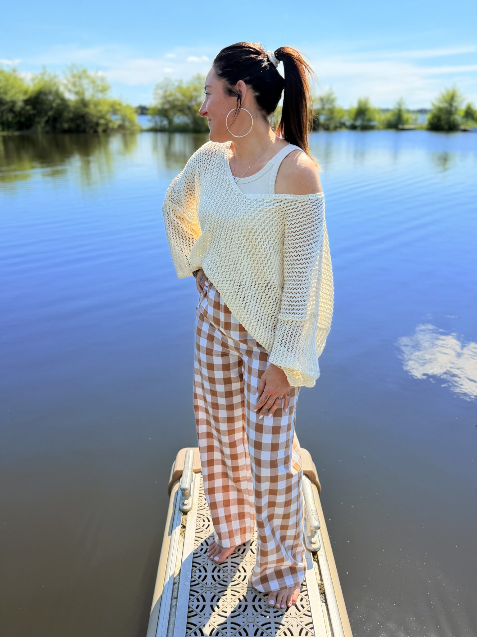 femme brune portant un pull maille en col V