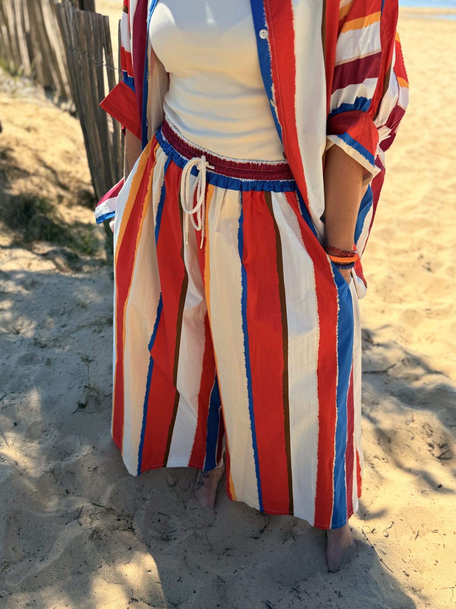 femme portant pantalon fluide à motif rayée