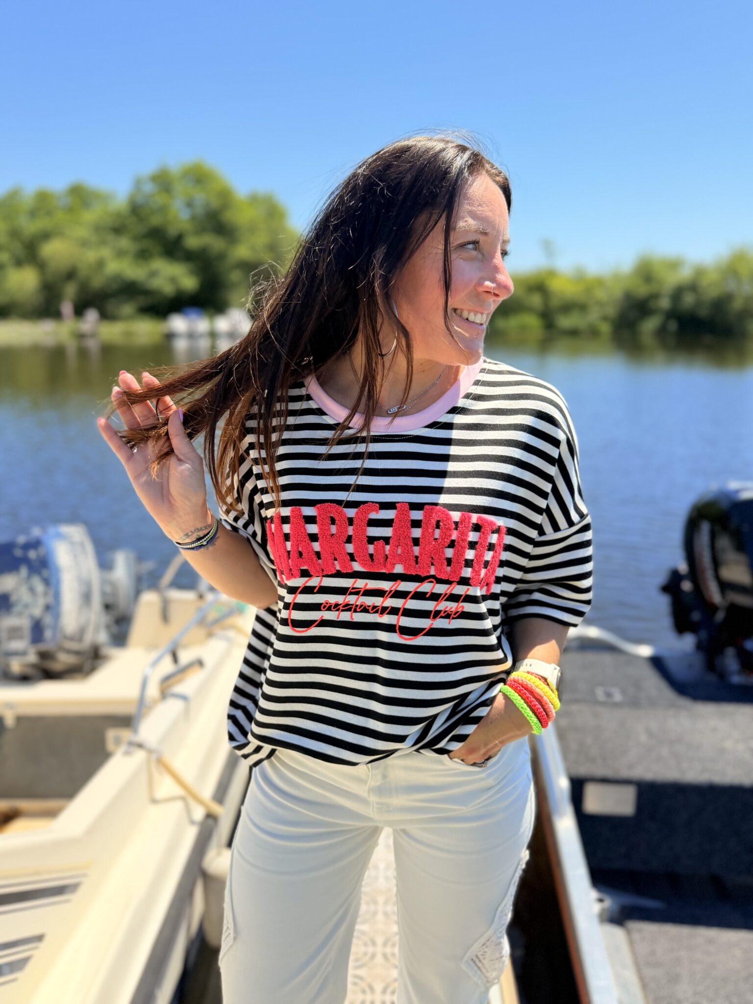 femme brune porte t-shirt oversize marinière avec broderie Margarita