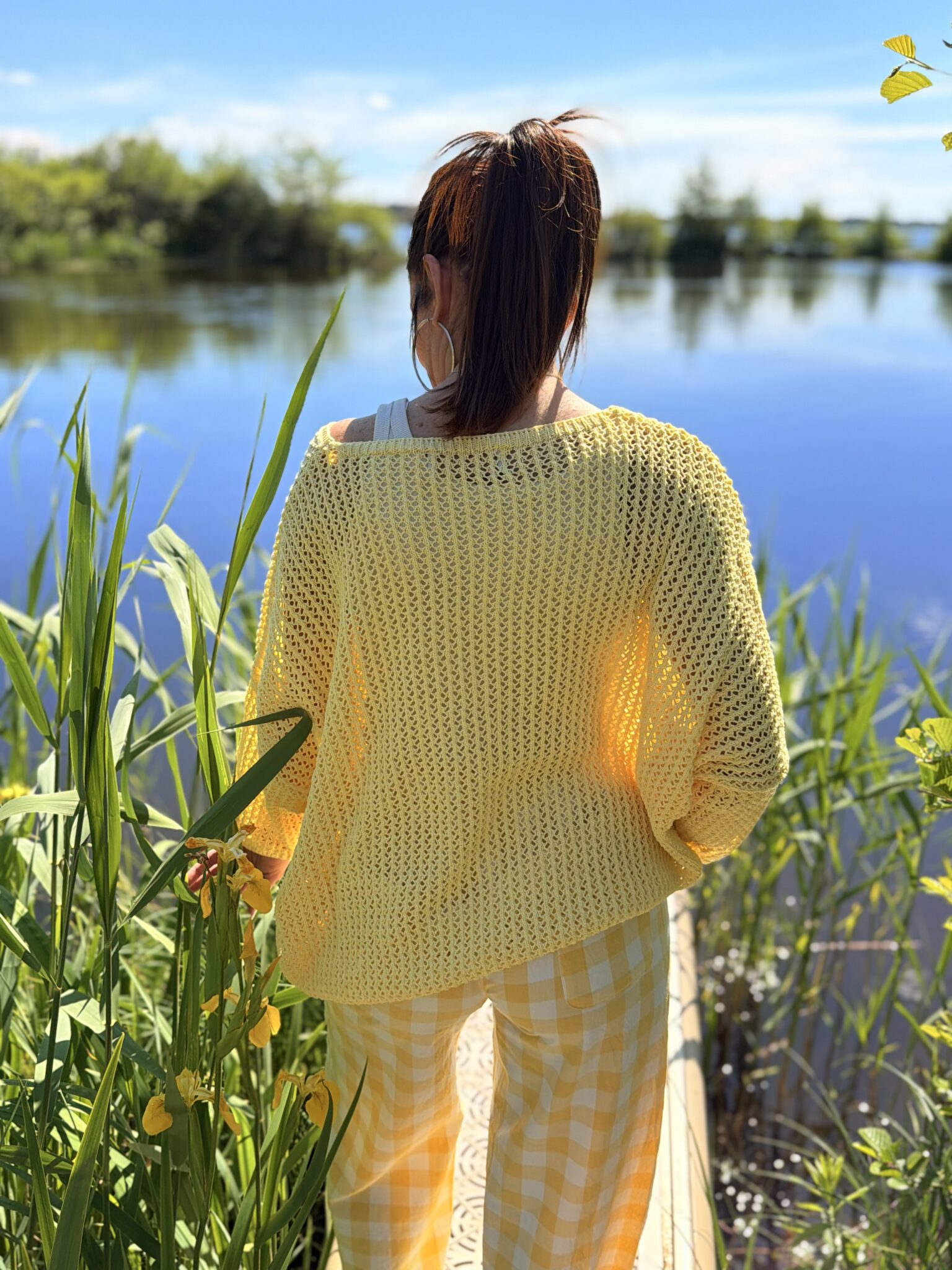 femme brune portant un pull maille en col V