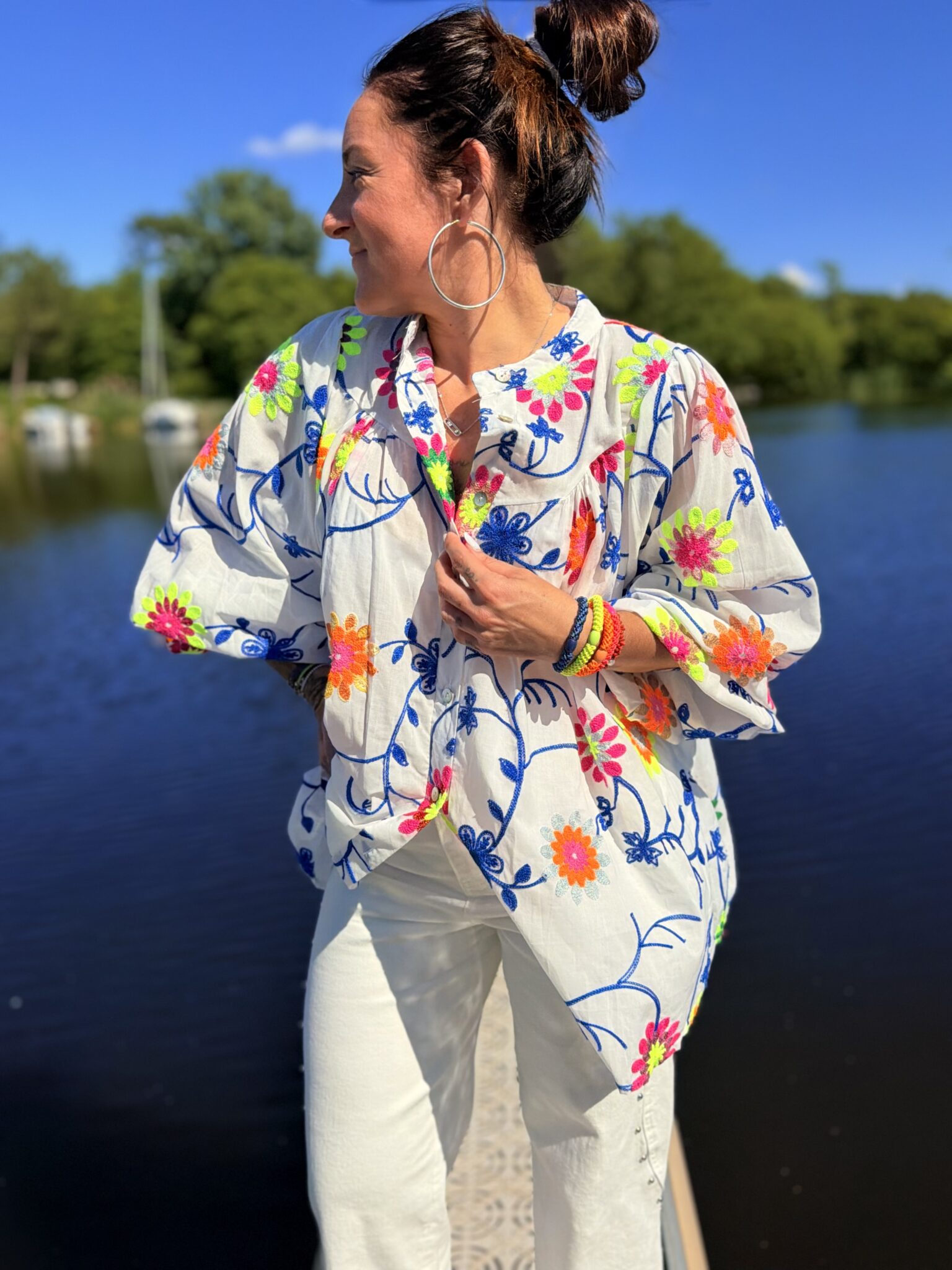 femme brune portant blouse blanche à broderies