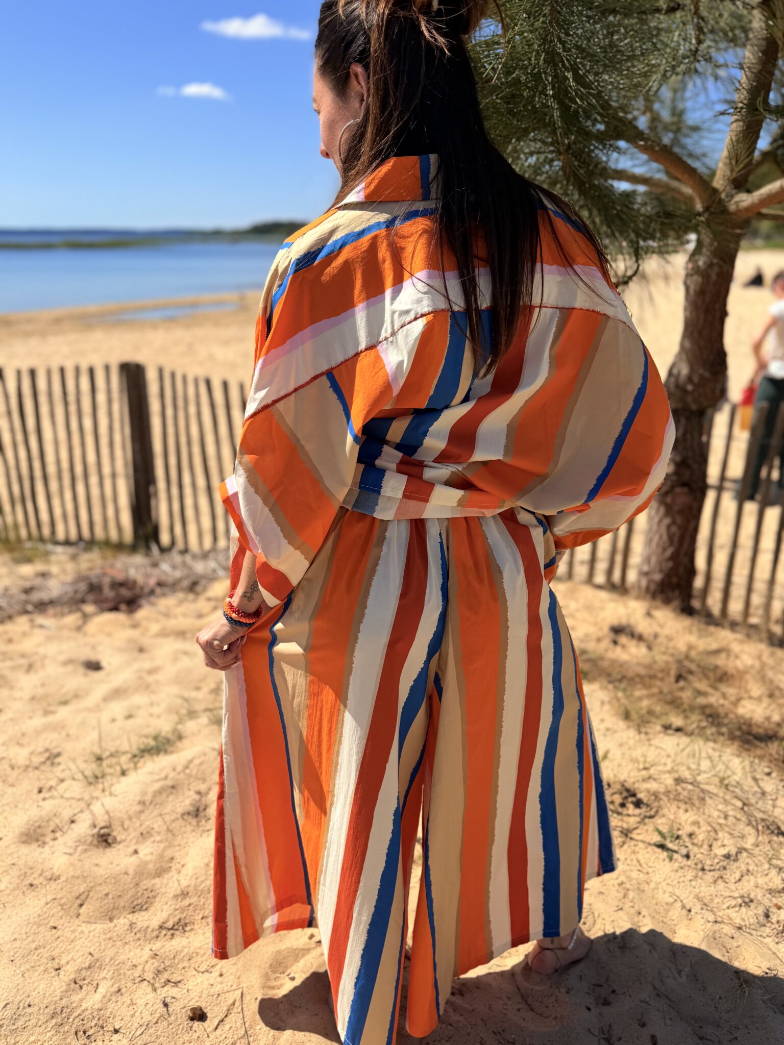 femme portant pantalon fluide à motif rayée