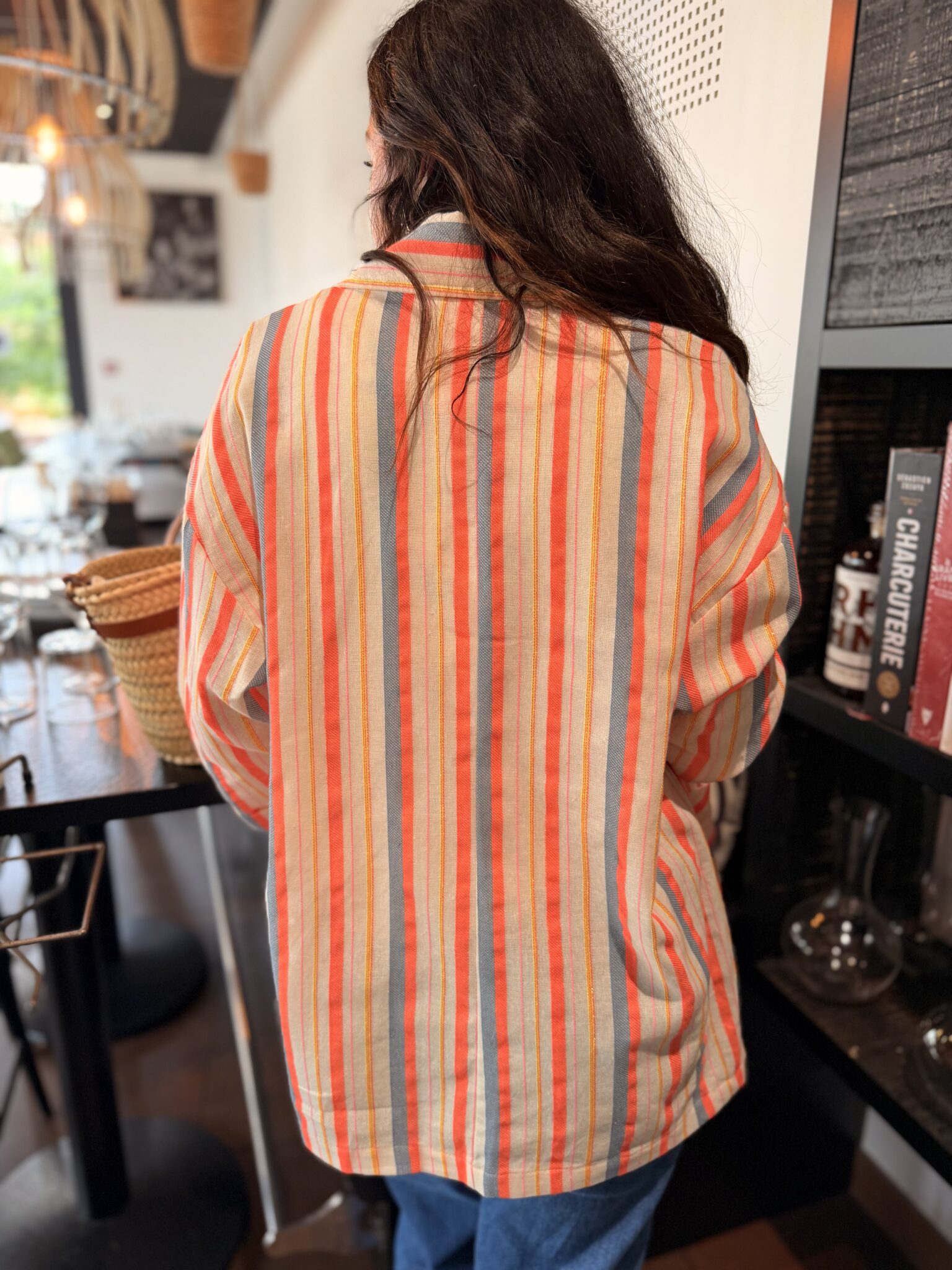 femme portant veste blazer à rayures de couleurs