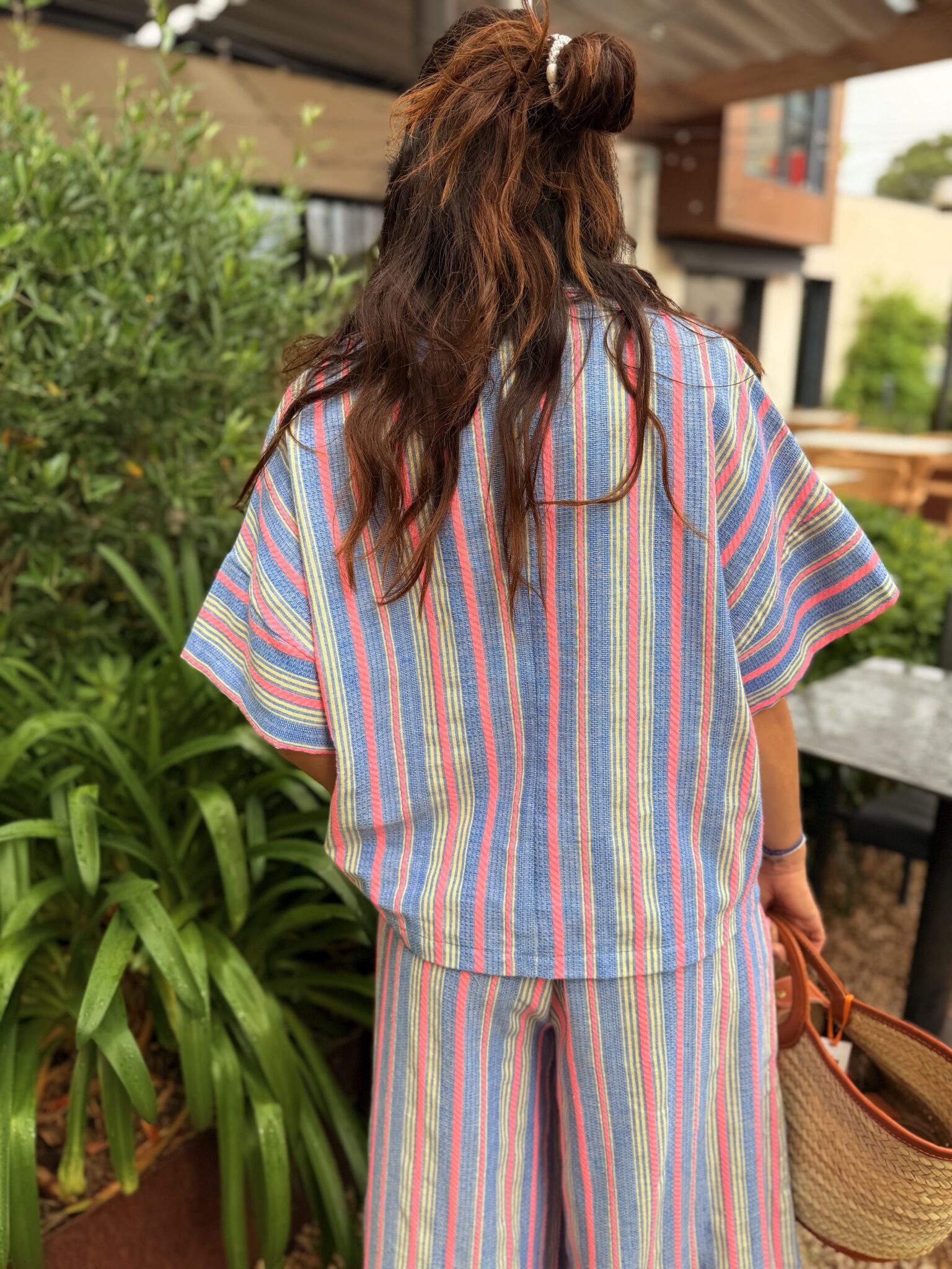femme portant une chemise à rayures oversize