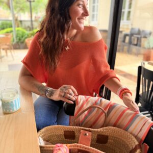 femme portant pull en maille fine orange