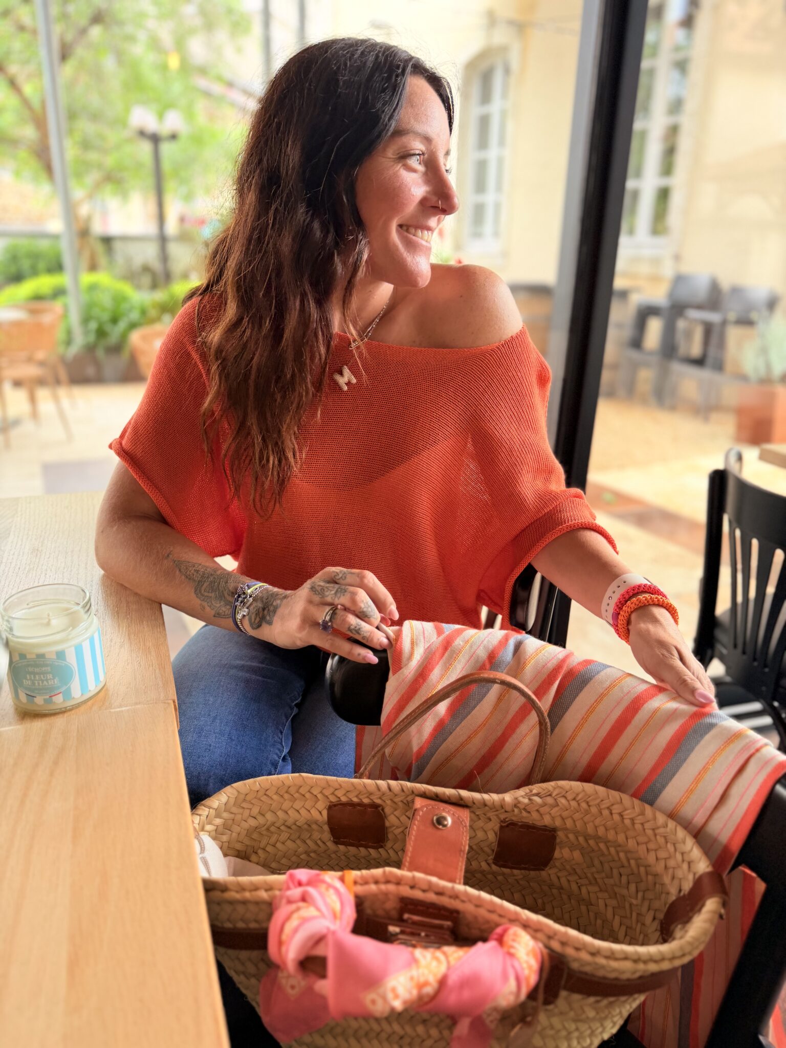 femme portant pull en maille fine orange